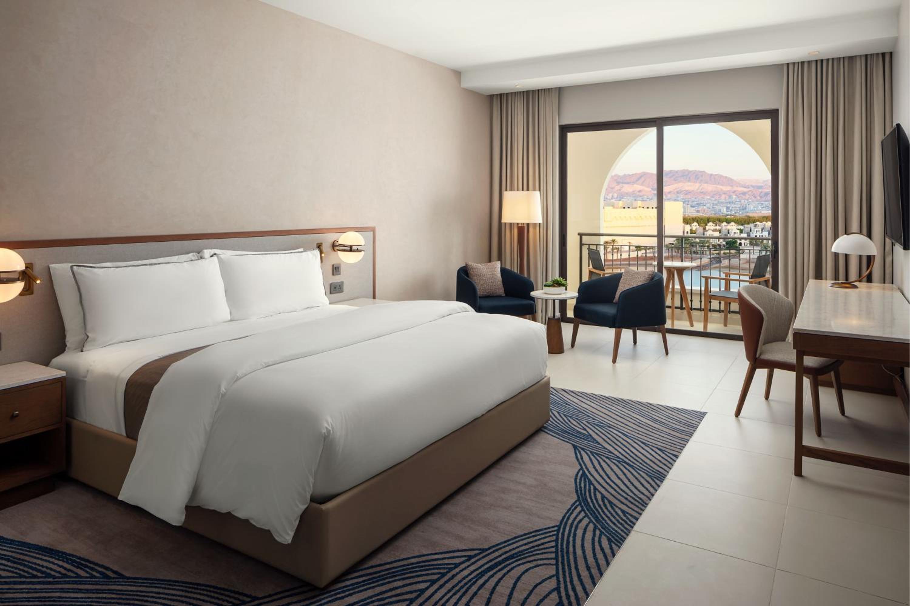 Prestige King Suite with Balcony - Pool View photo 3