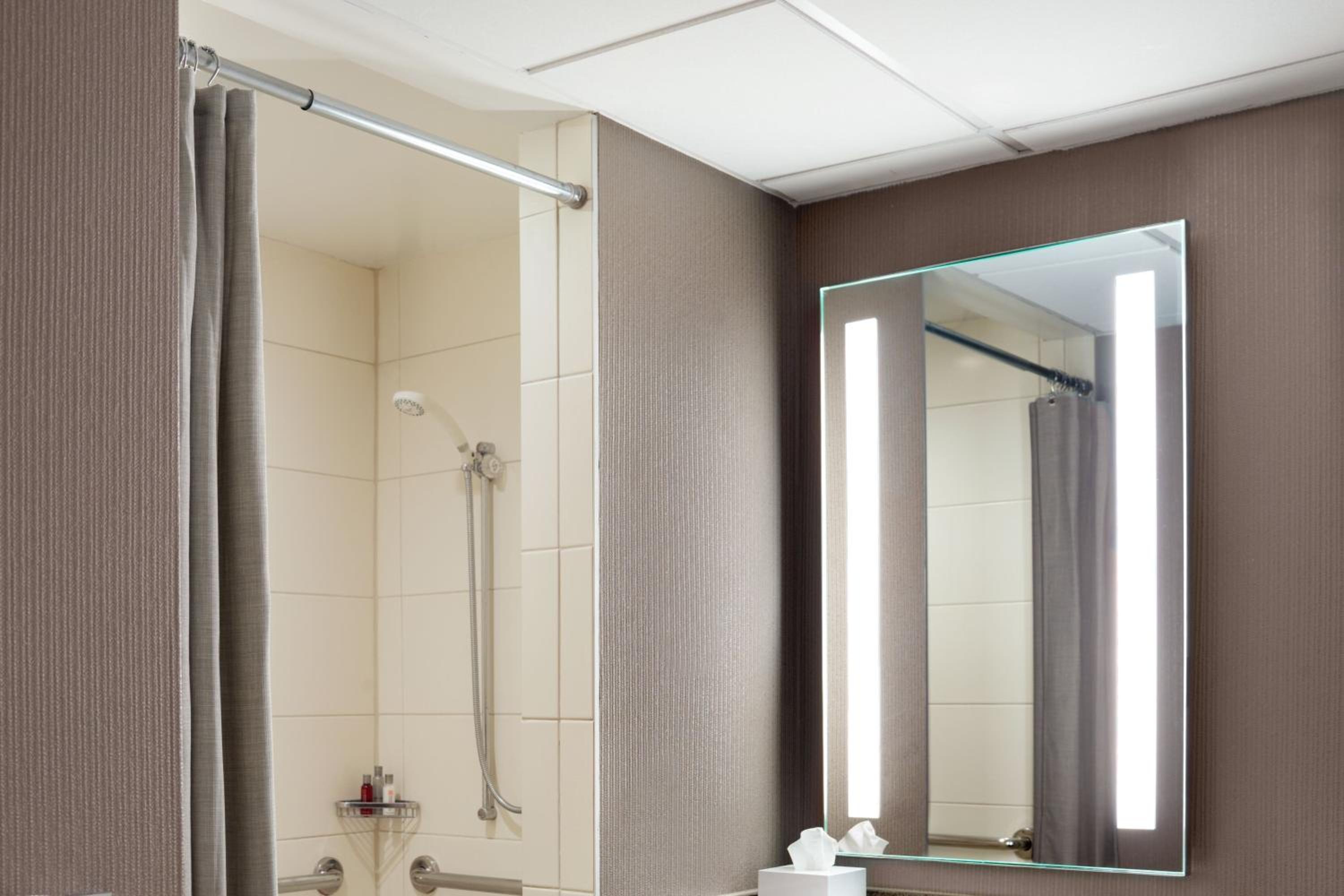 Double Room with Two Double Beds and Roll-in Shower - Mobility Accessible - Photo 5