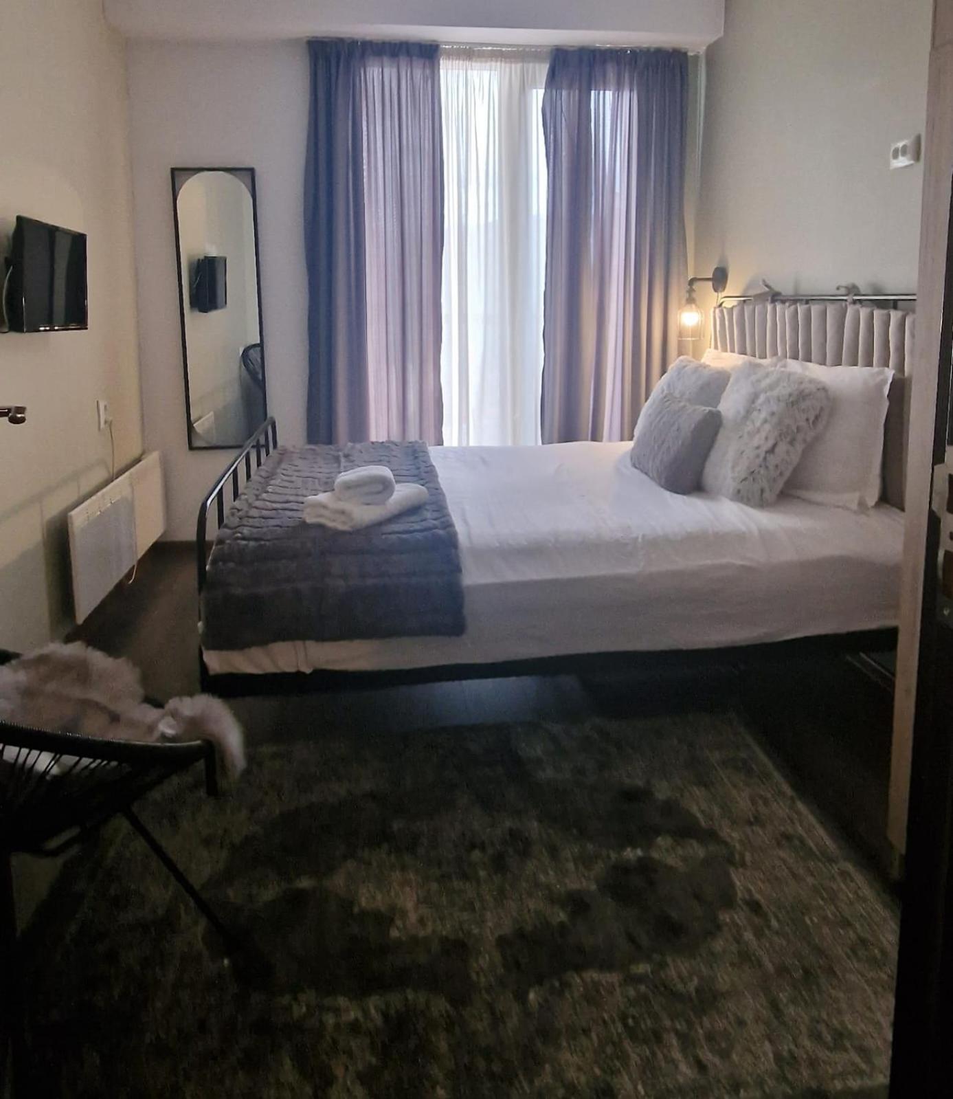 One-Bedroom Apartment with Balcony and Mountain View   photo 1