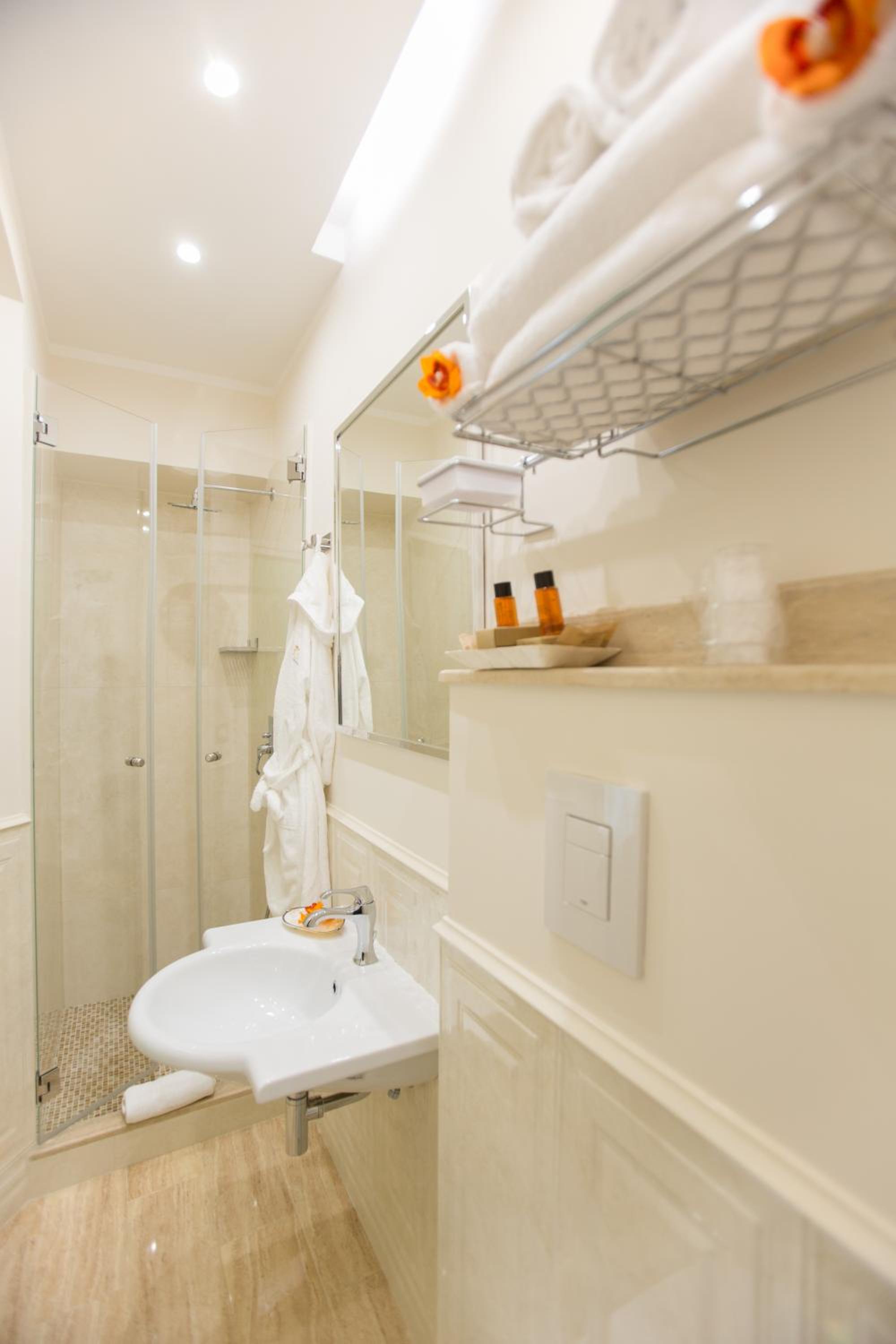 Deluxe Double Room with Balcony photo 3
