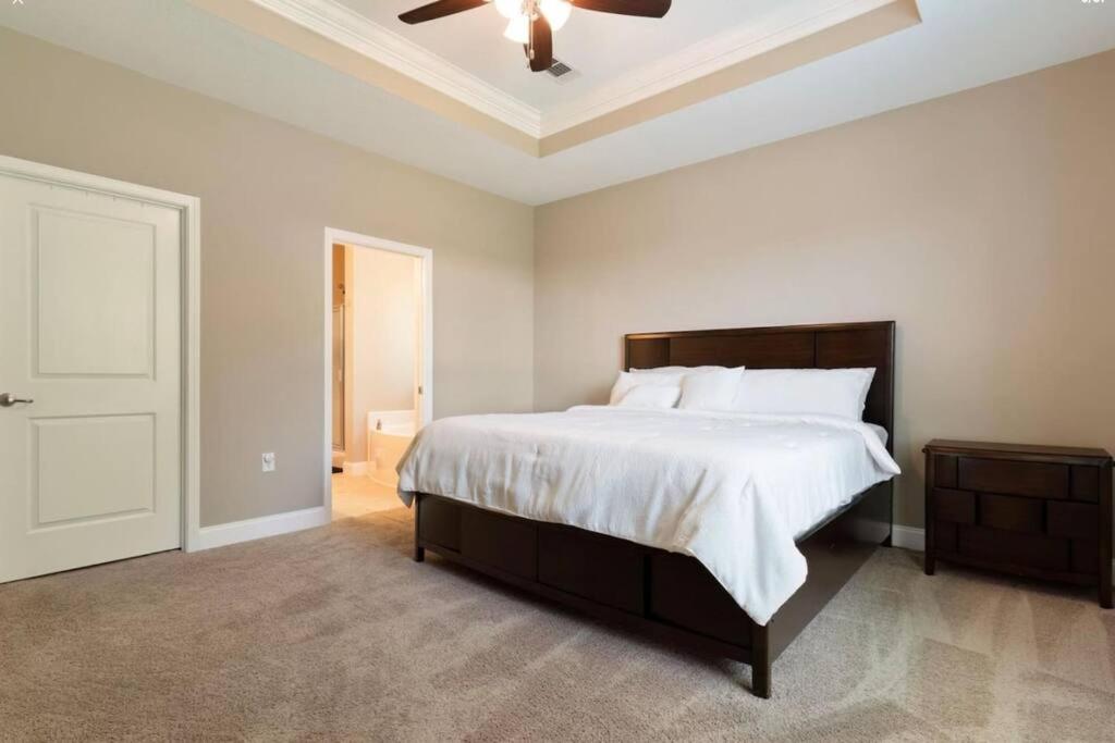 Three-Bedroom House photo 3
