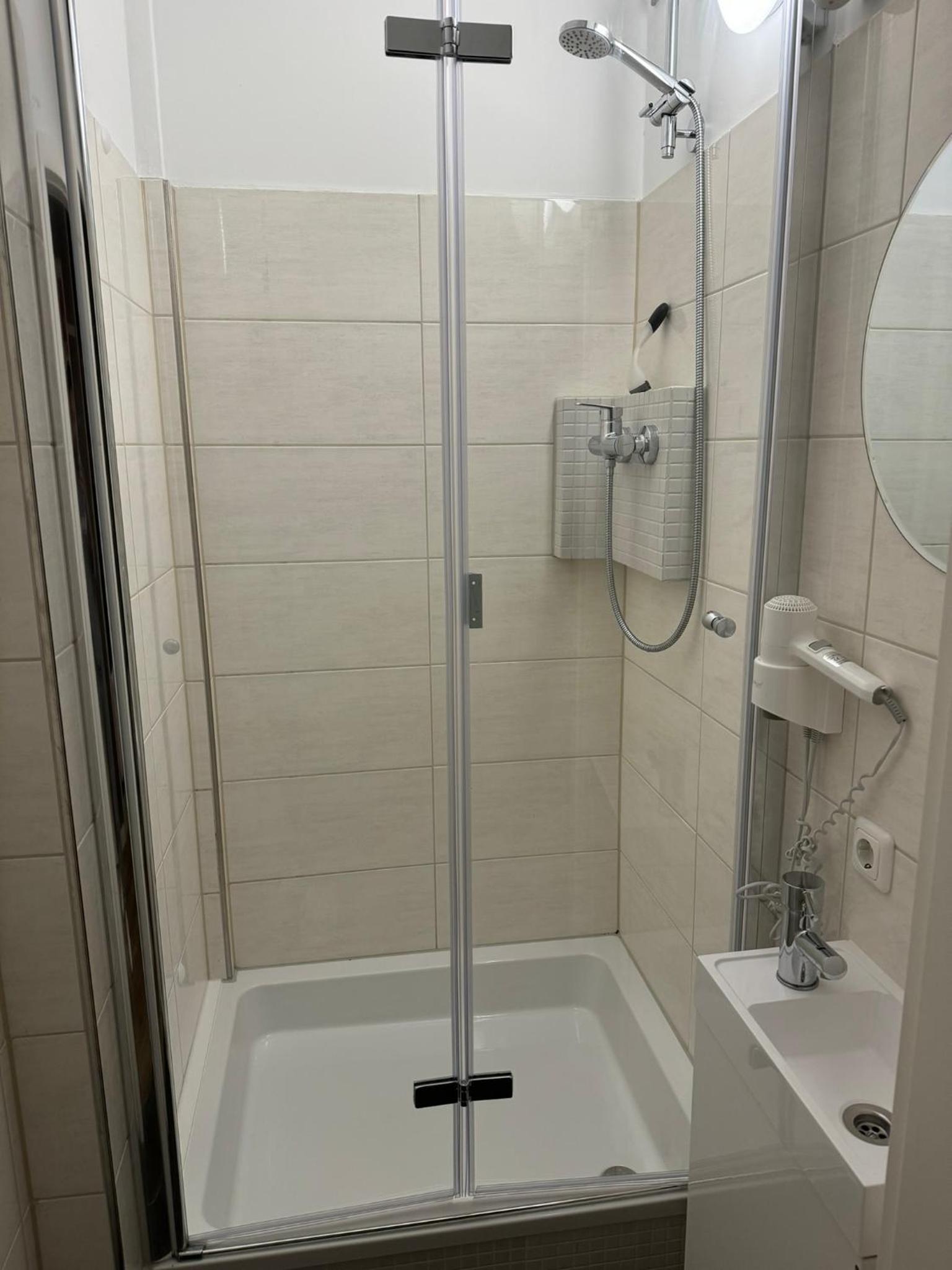 Double Room with Private Bathroom - Photo 9