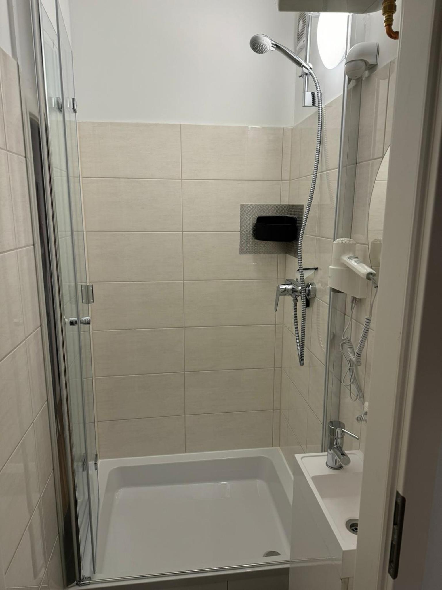 Small Double Room - Photo 8
