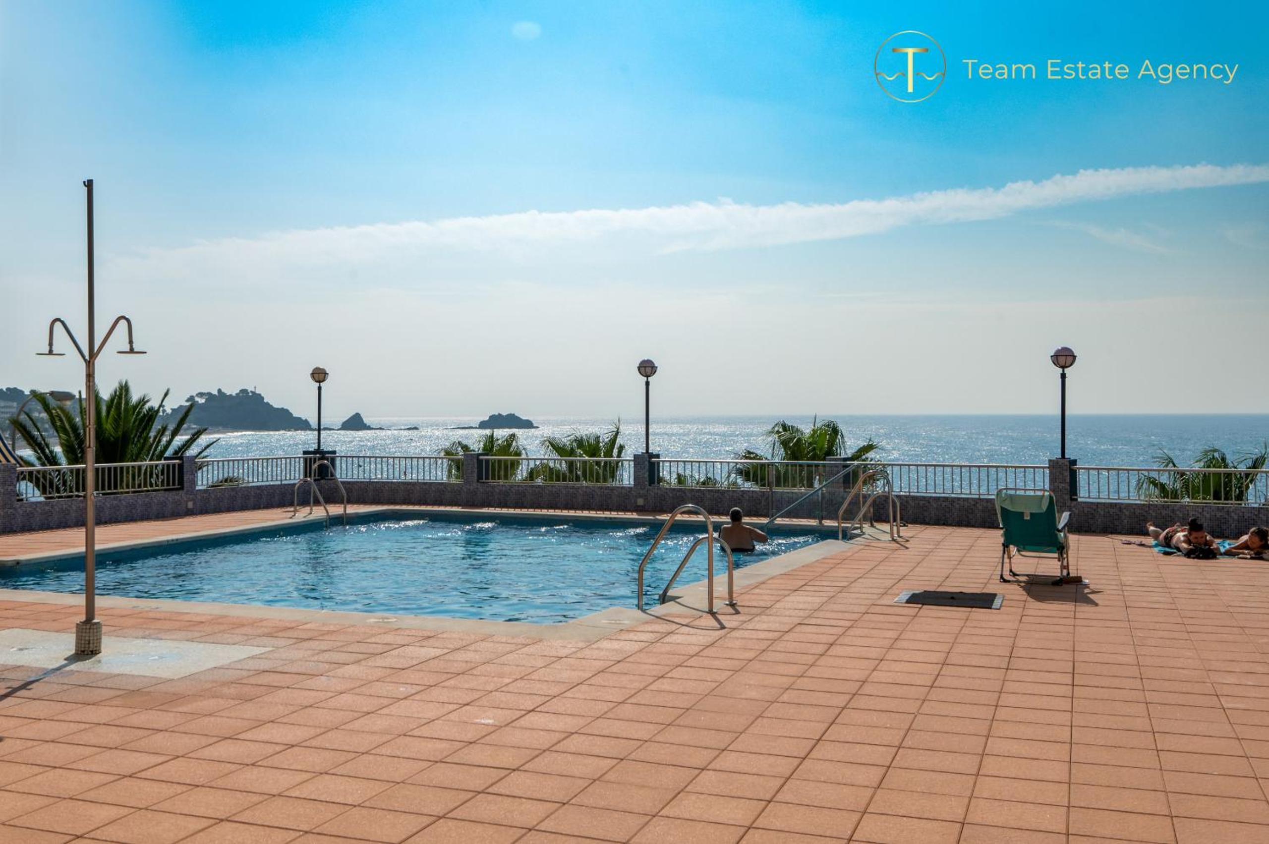 Two-Bedroom Apartment with Balcony and Sea View photo 3