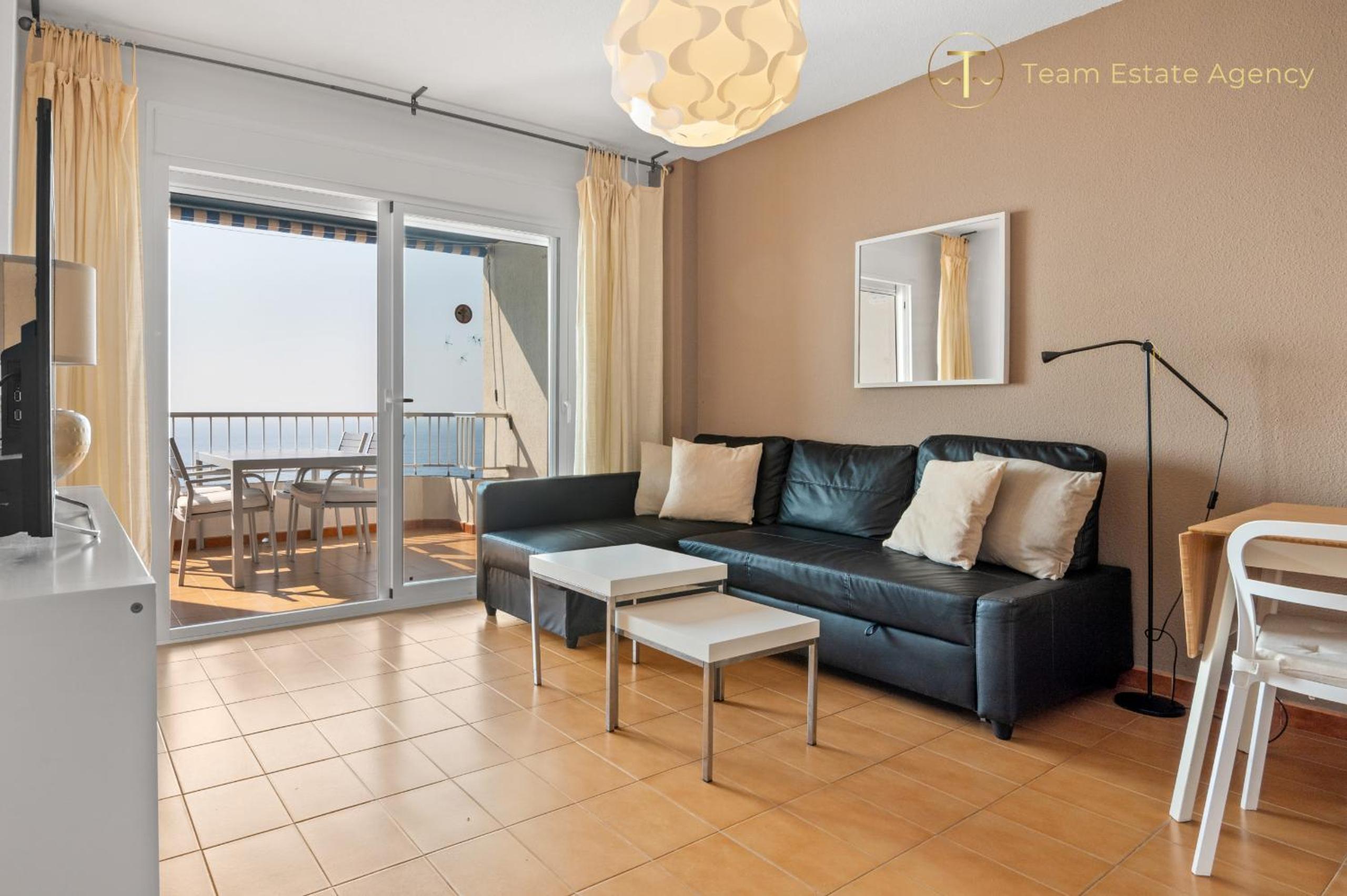 Apartamento de dos habitaciones con balcón y vista al mar