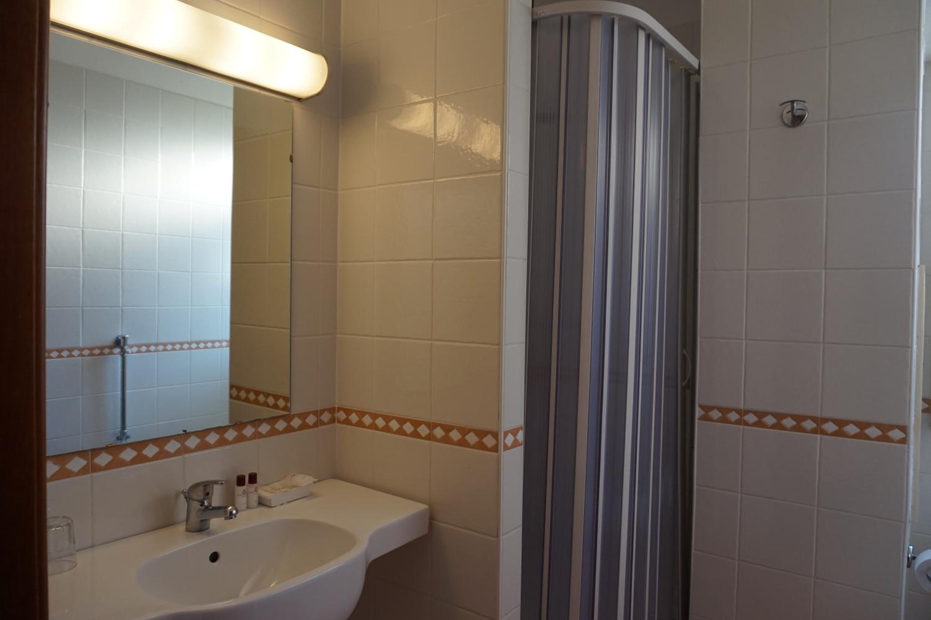 Double or Twin Room - Photo 3