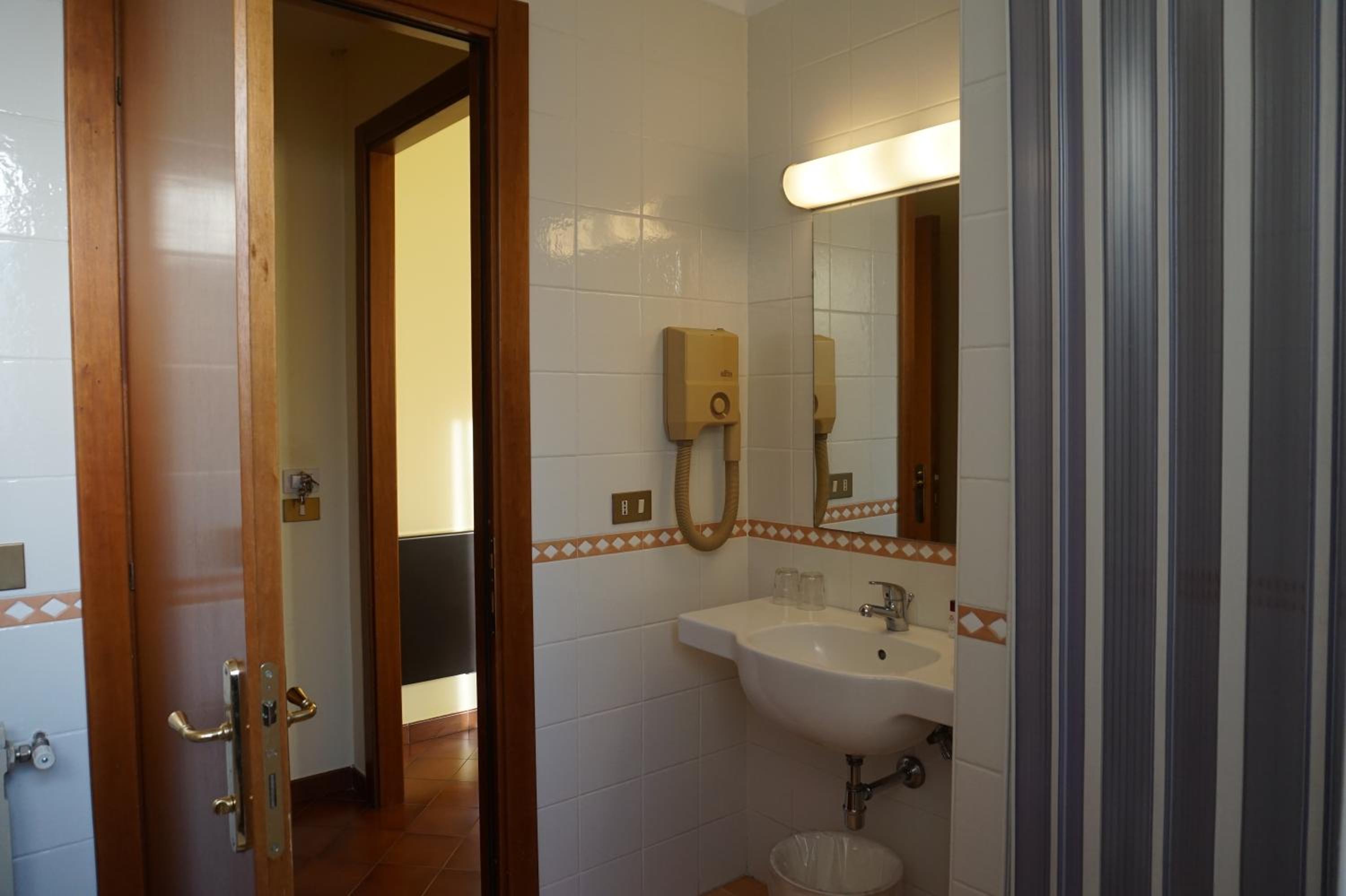 Double or Twin Room - Photo 4