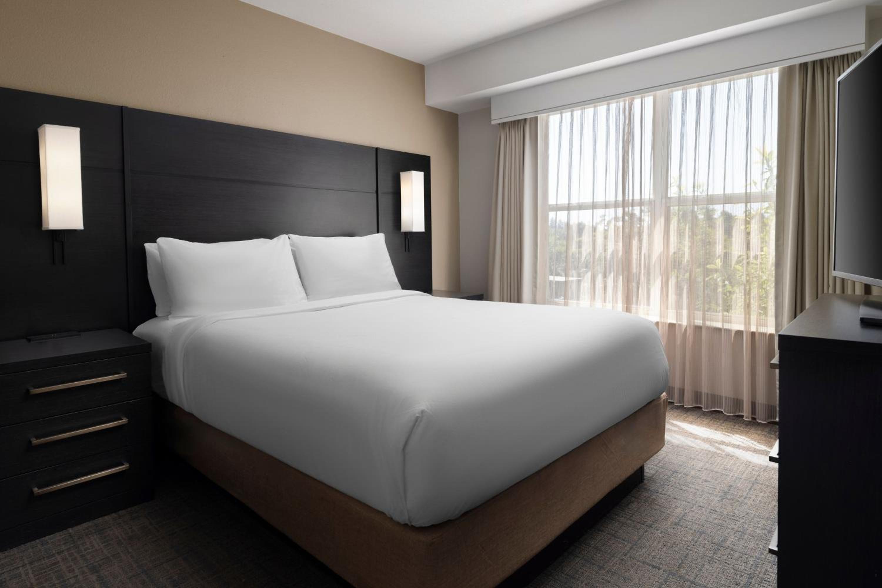 One-Bedroom Suite - Photo 3