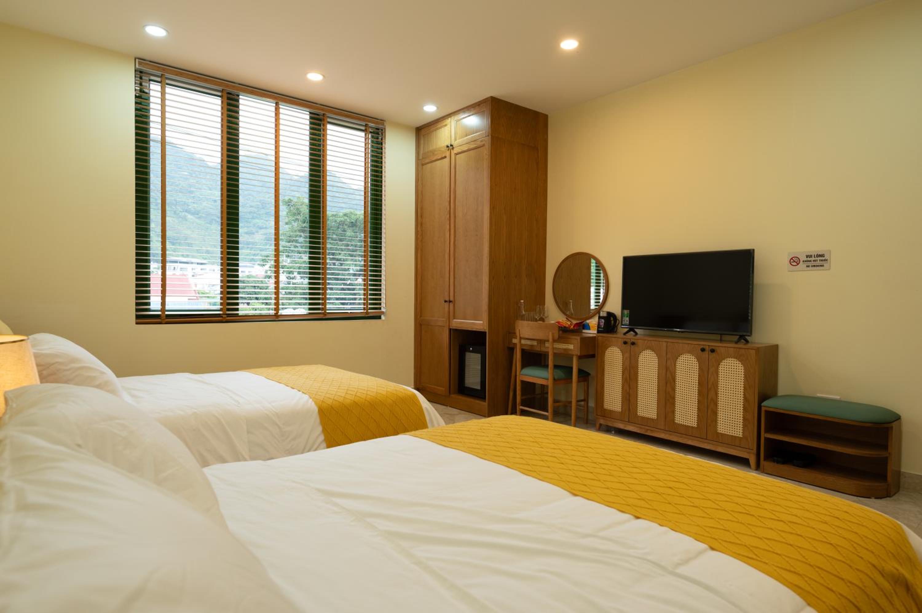 Deluxe Family Room With Mountain View photo 1