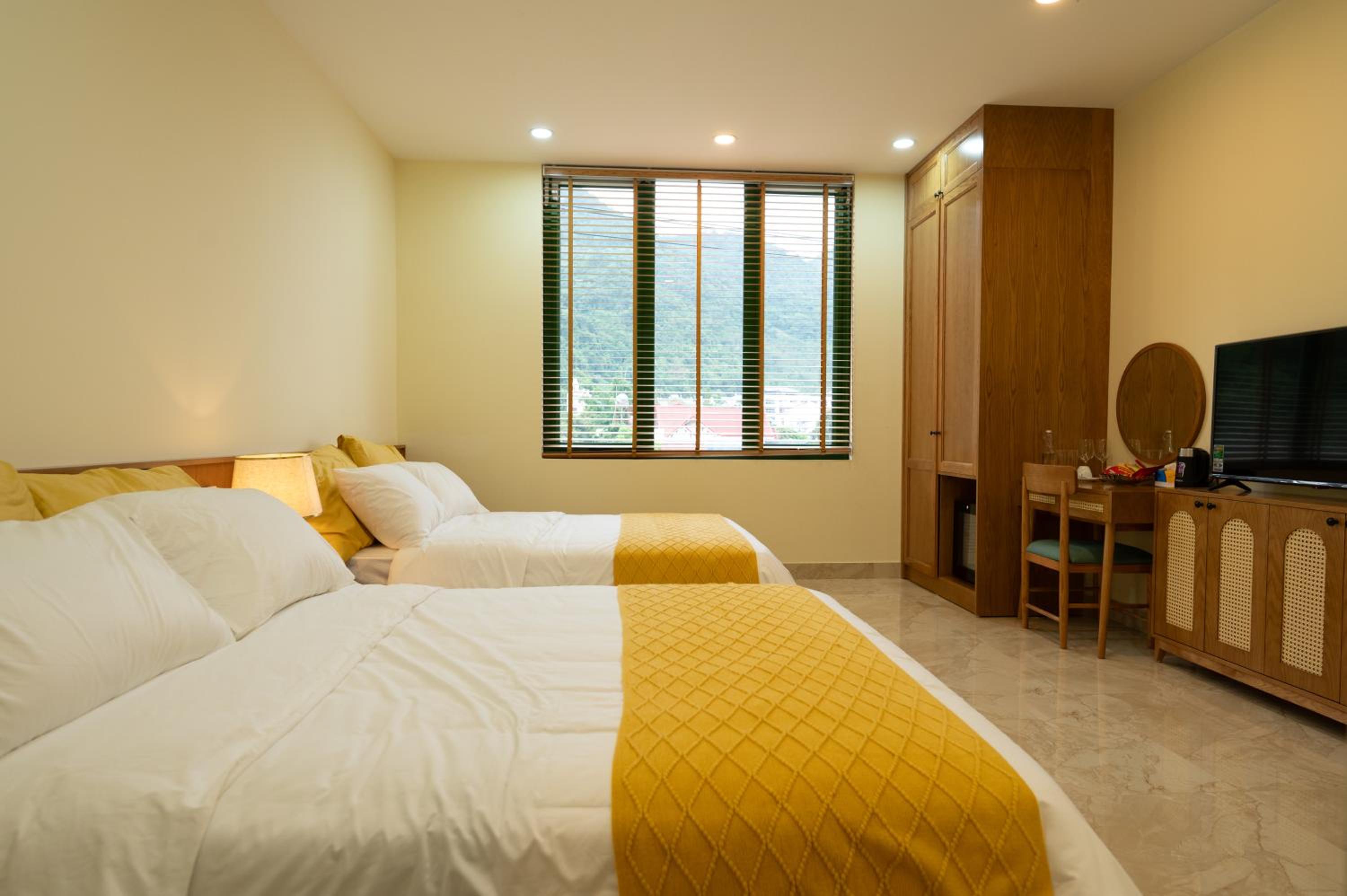Deluxe Family Room With Mountain View photo 3