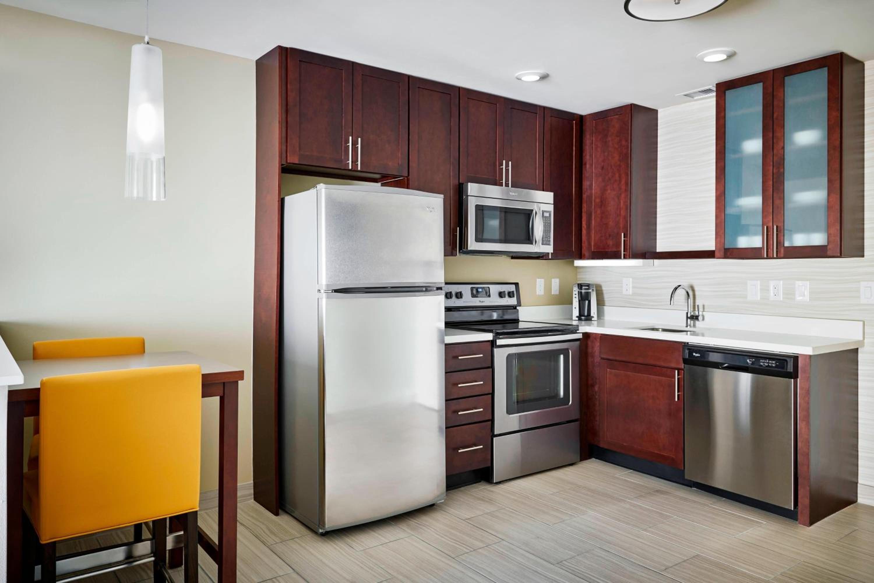 Suite with Large Balcony, 1 Bedroom Larger Suite, Balcony (Mobility &amp; Hearing Accessible w/ Roll-in Shower) photo 3