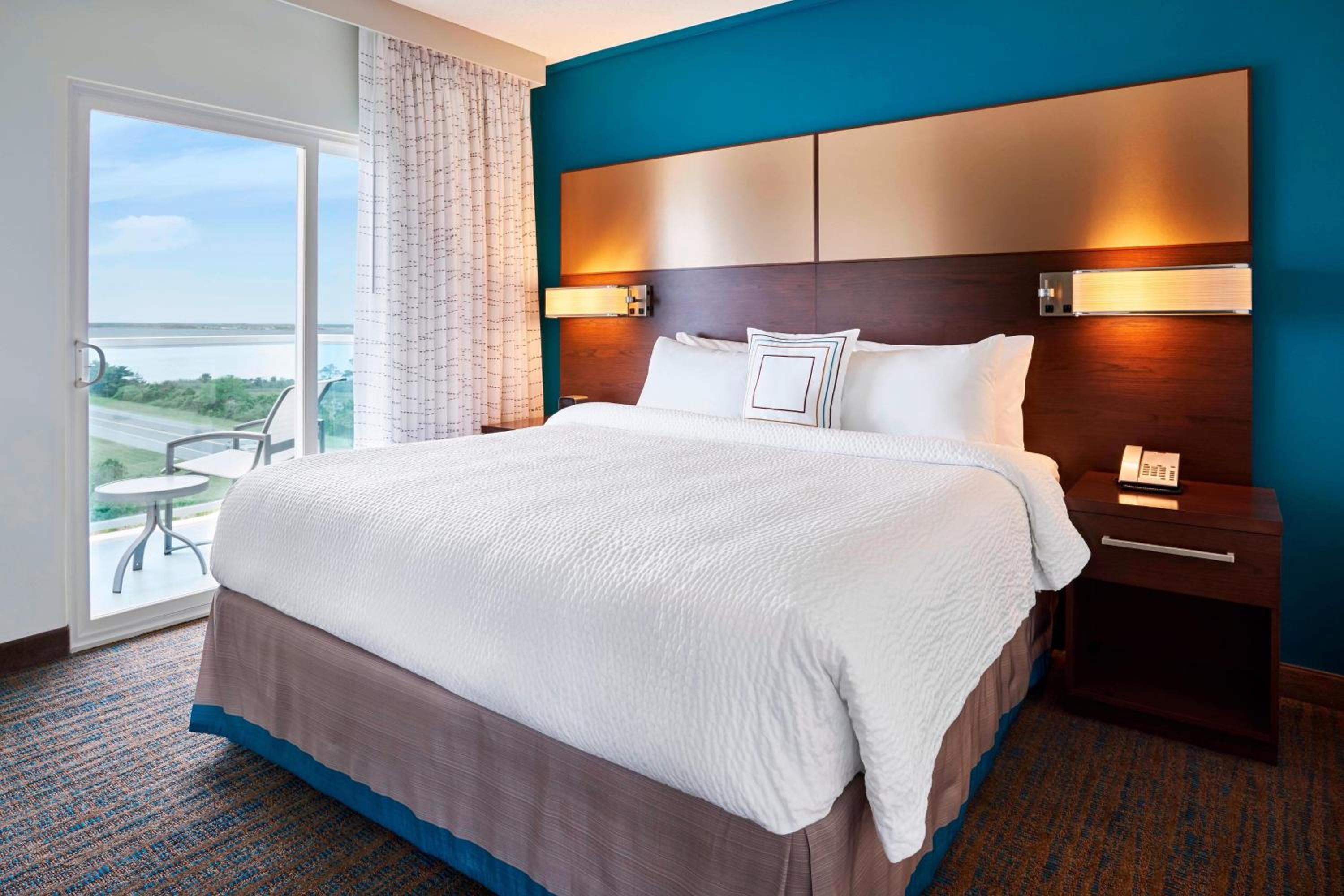 Suite with Large Balcony, 1 Bedroom Larger Suite, Balcony (Mobility &amp; Hearing Accessible w/ Roll-in Shower) photo 2