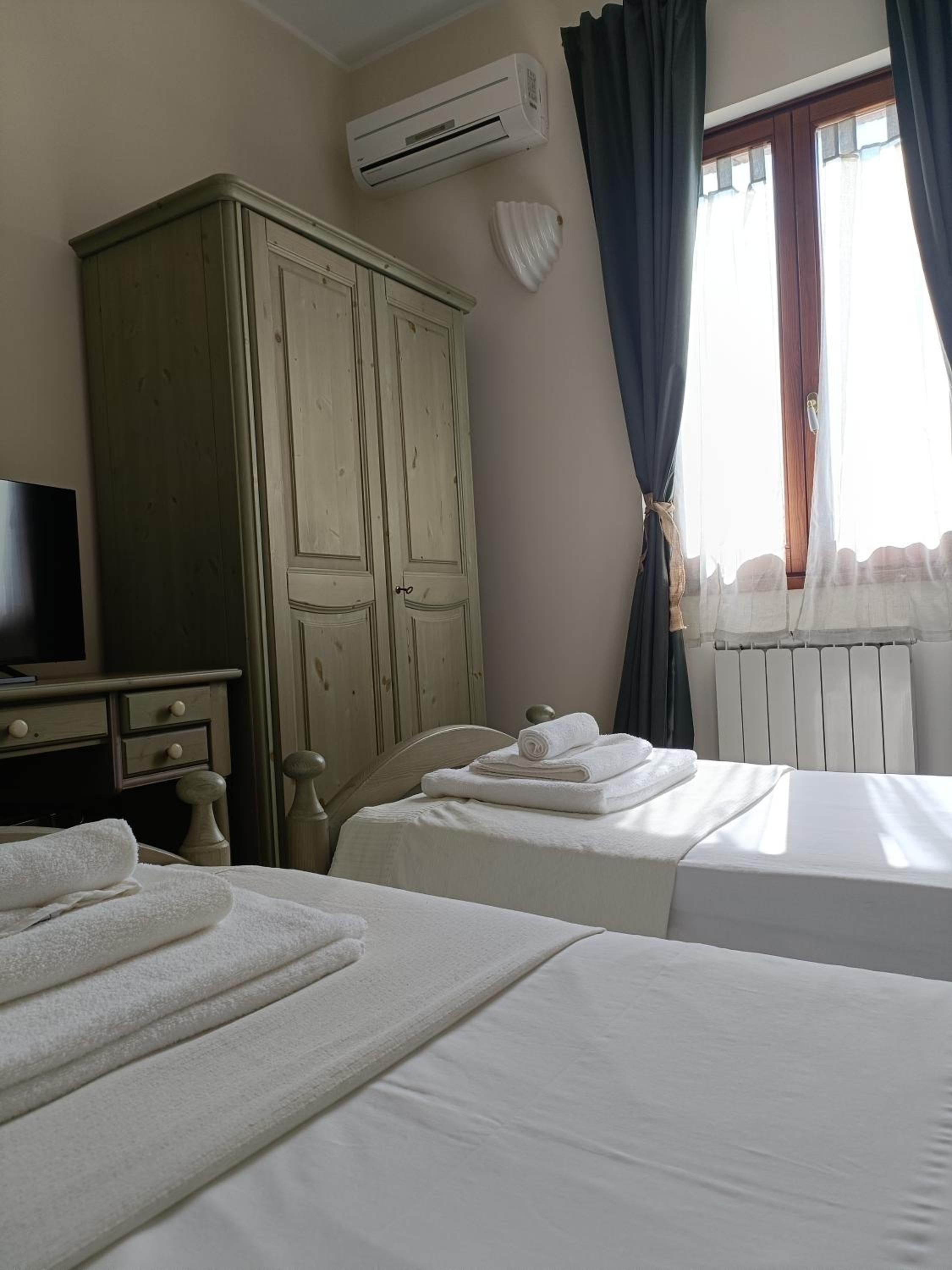 Twin Room with Private Bathroom photo 3