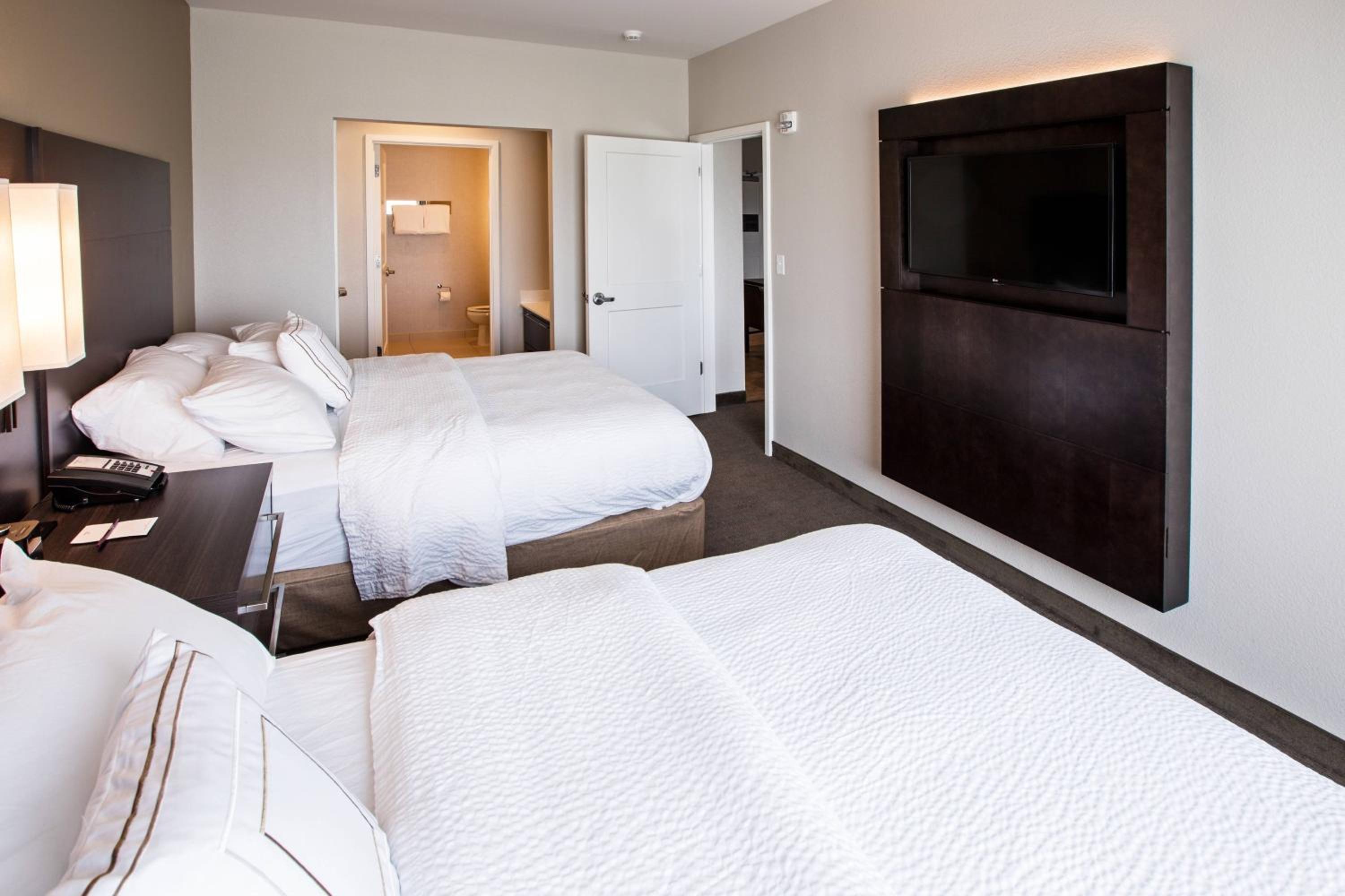 One-Bedroom Suite with Two Queen Beds and Sofa Bed photo 1