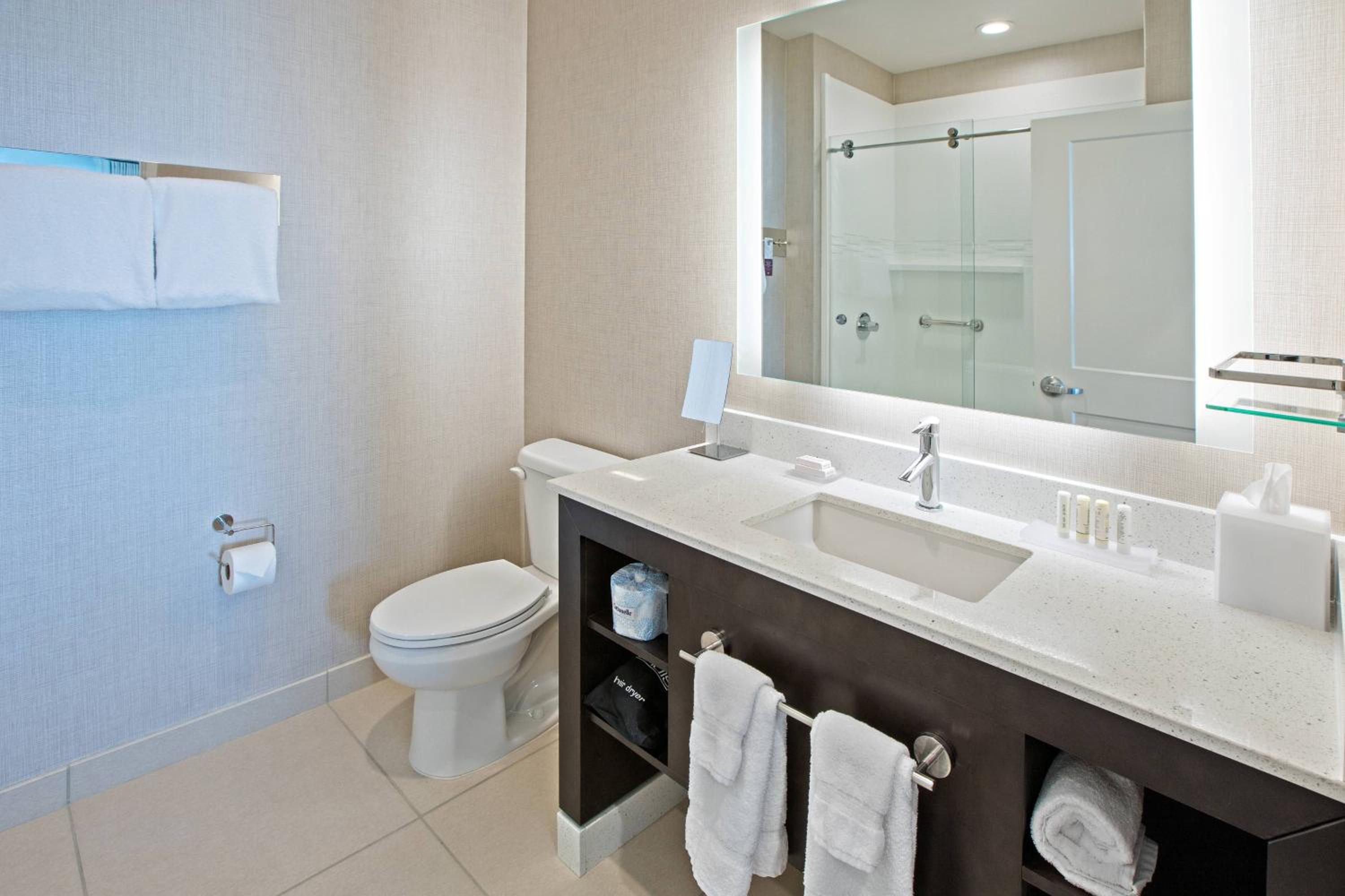 One-Bedroom Suite with Two Queen Beds and Sofa Bed photo 2
