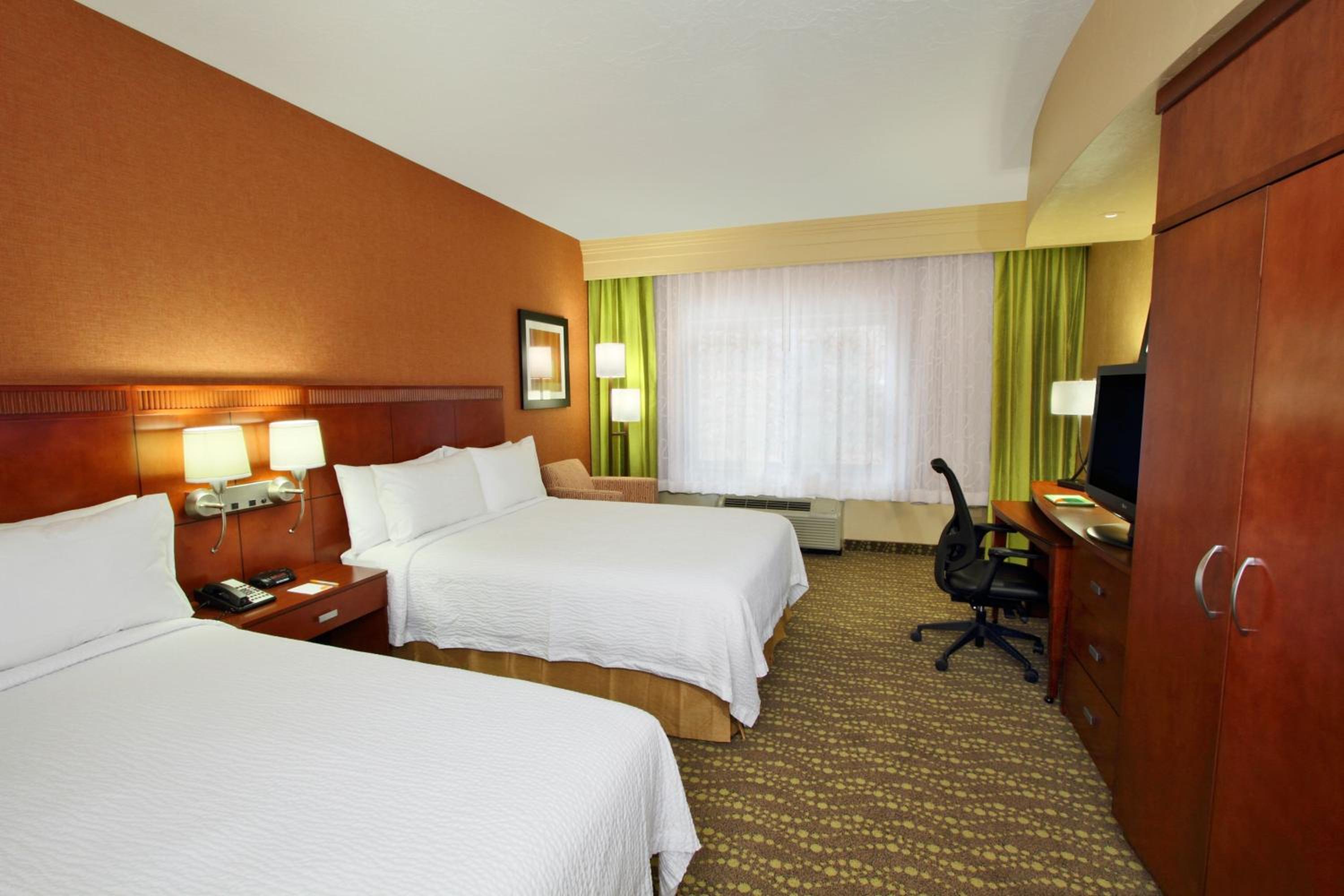 Queen Room with Two Queen Beds - Photo 3