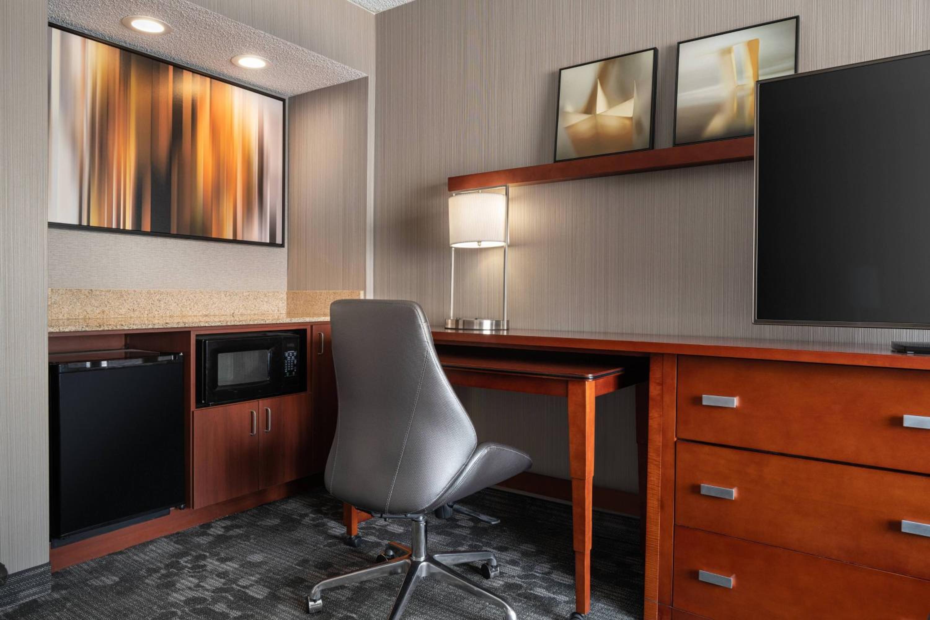 Suite, 1 King, Sofa bed photo 2