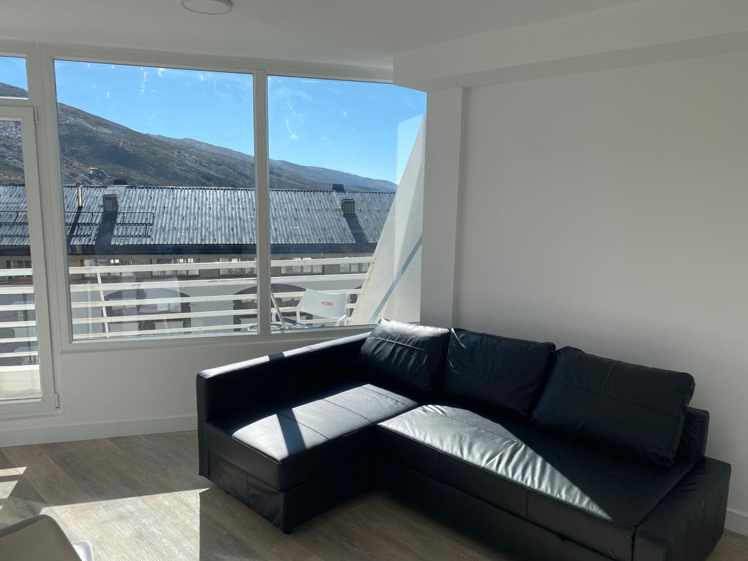 Apartamento de lujo de dos habitaciones con balcón