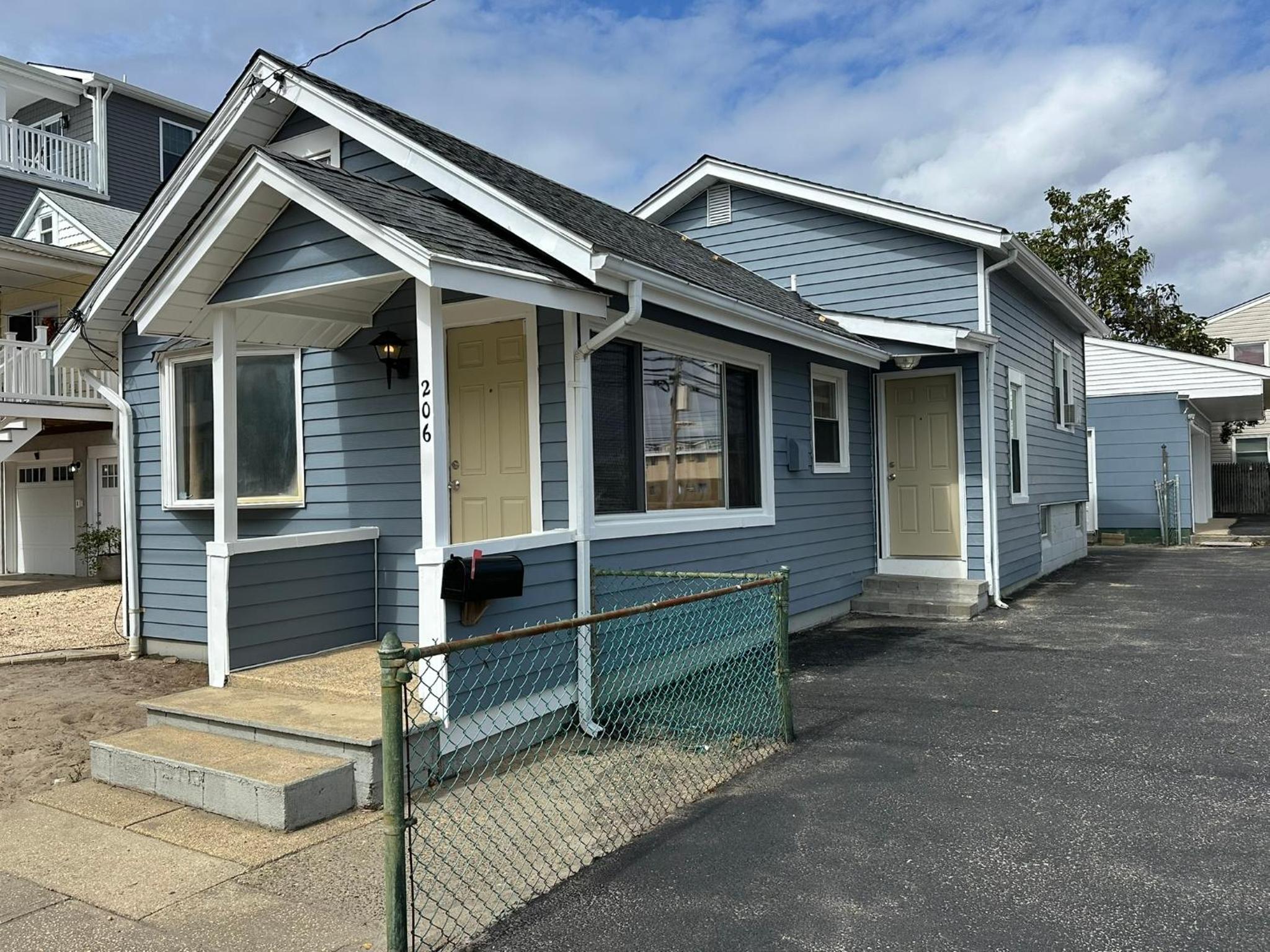 Two-Bedroom House - Photo 2