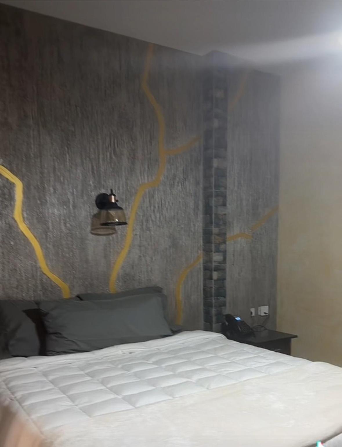 Queen Room photo 2