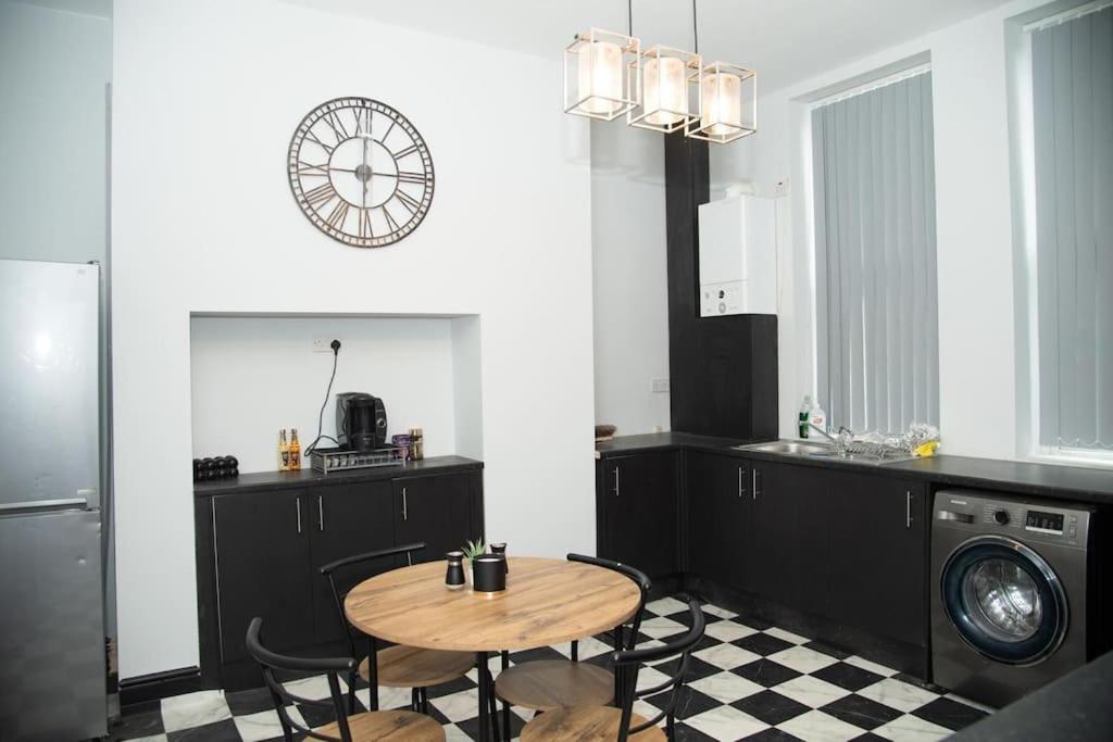 Five-Bedroom House photo 2