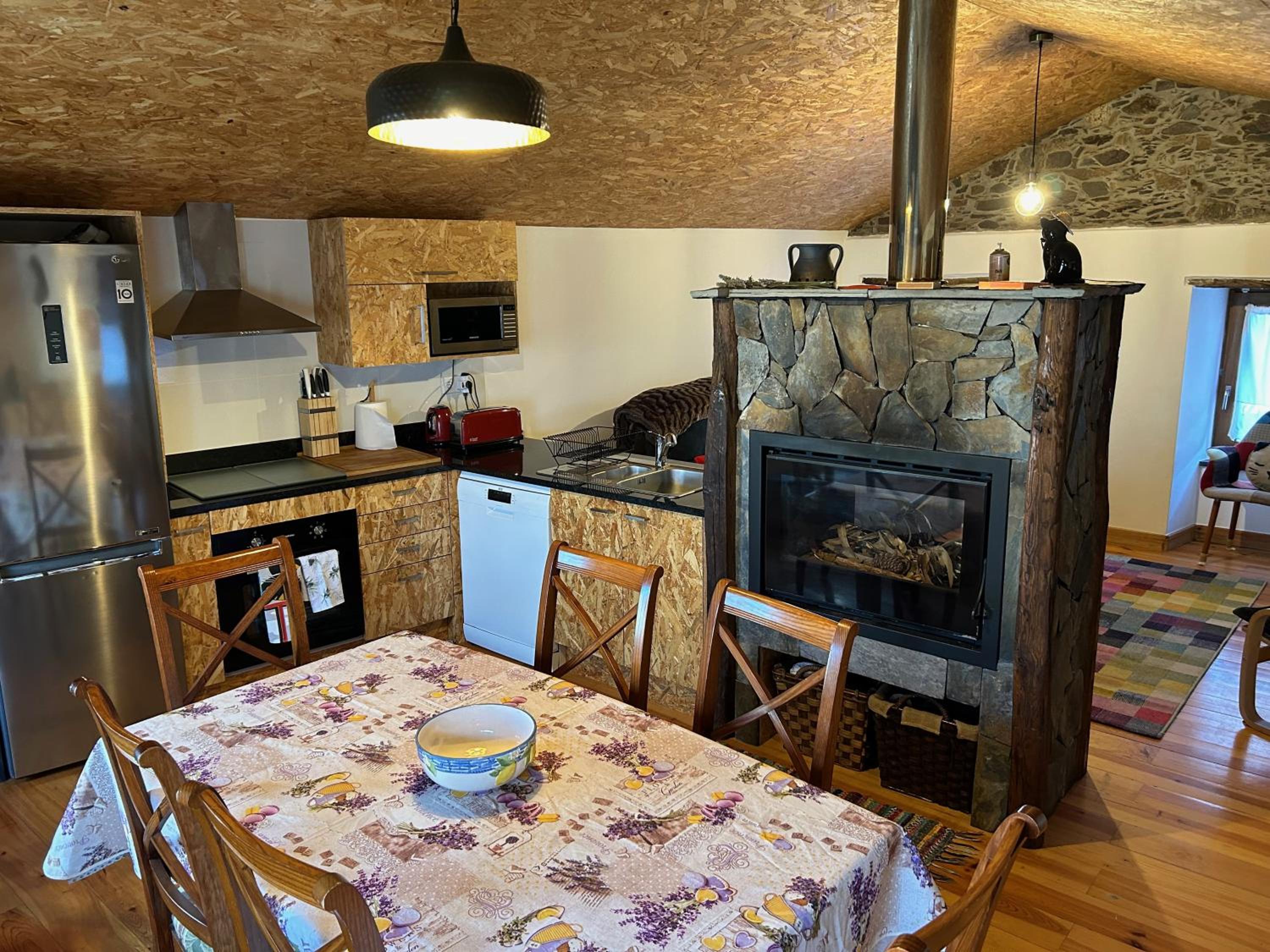 Two-Bedroom House - Photo 2
