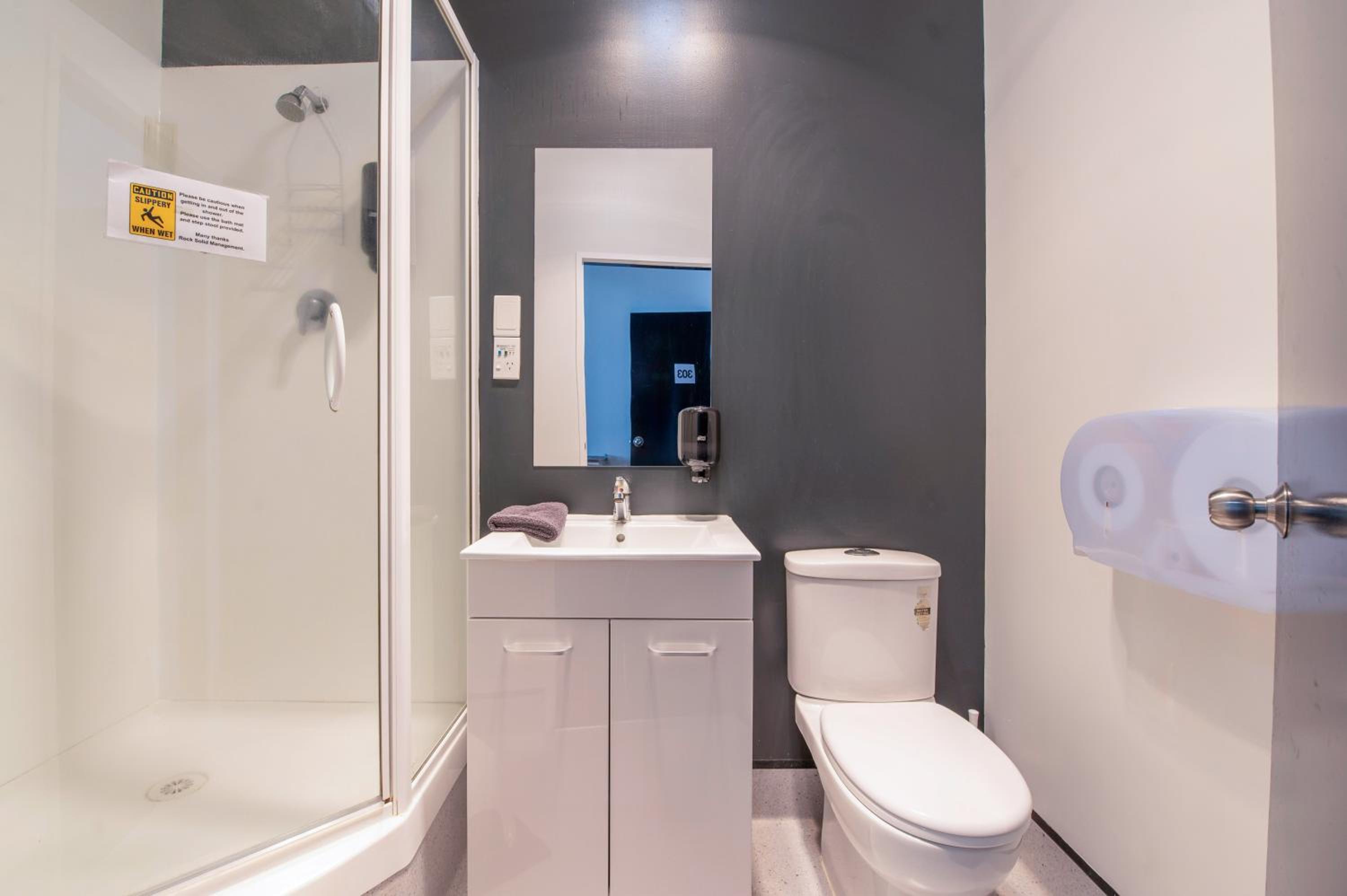 Twin Room with Private Bathroom - Photo 2