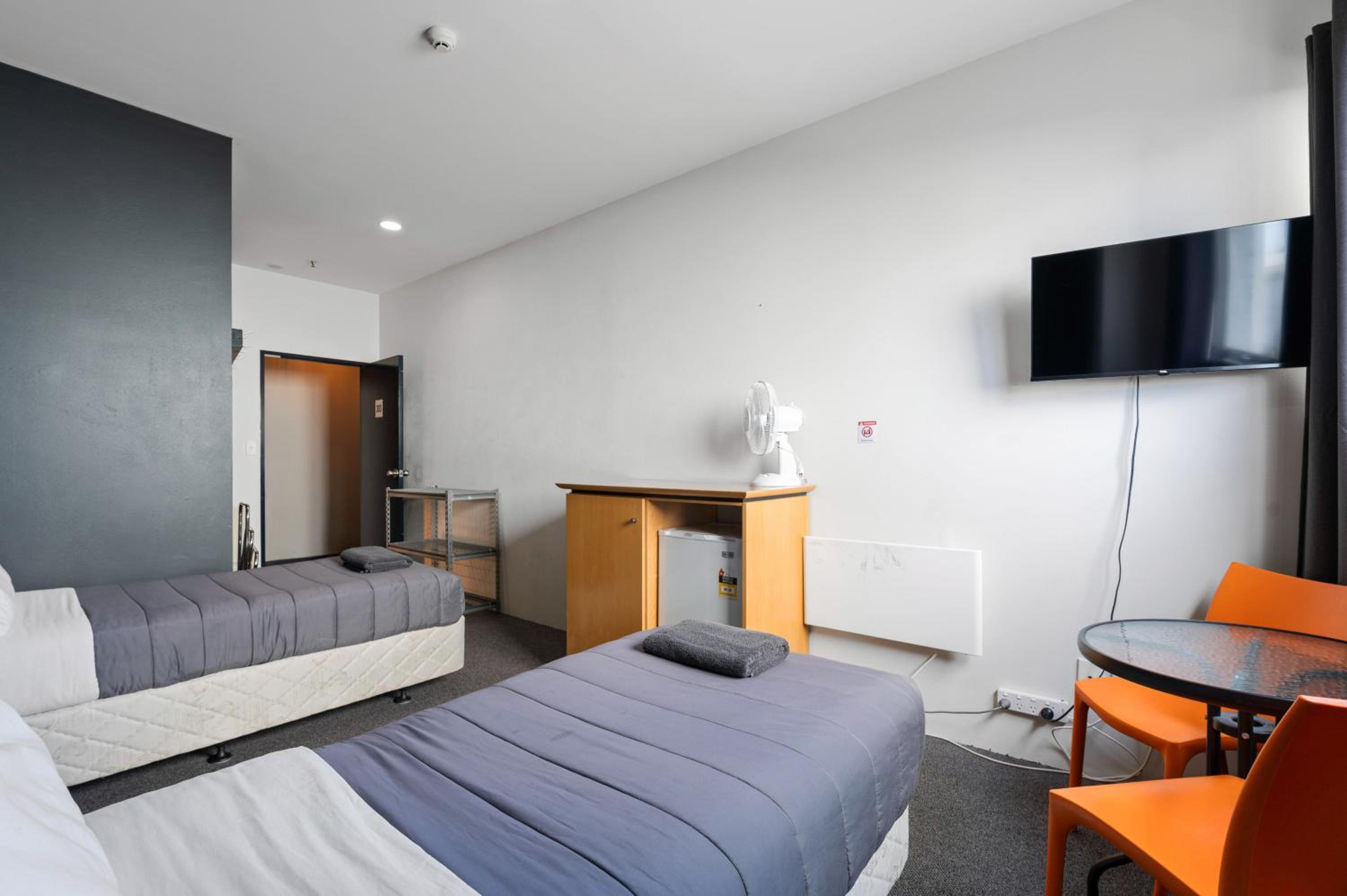 Twin Room with Private Bathroom - Photo 6