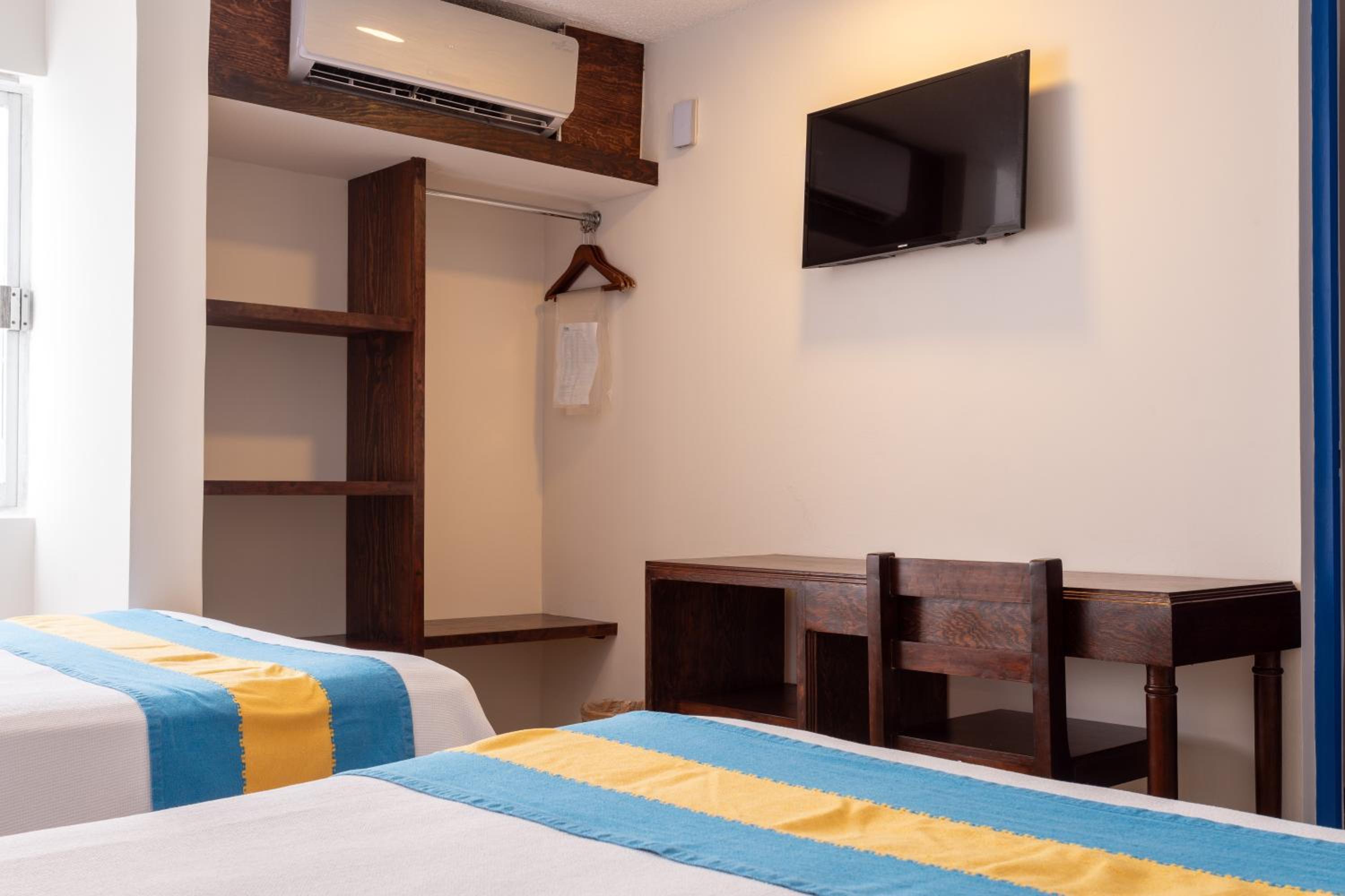 Double Room with Balcony and Pool View - Photo 4
