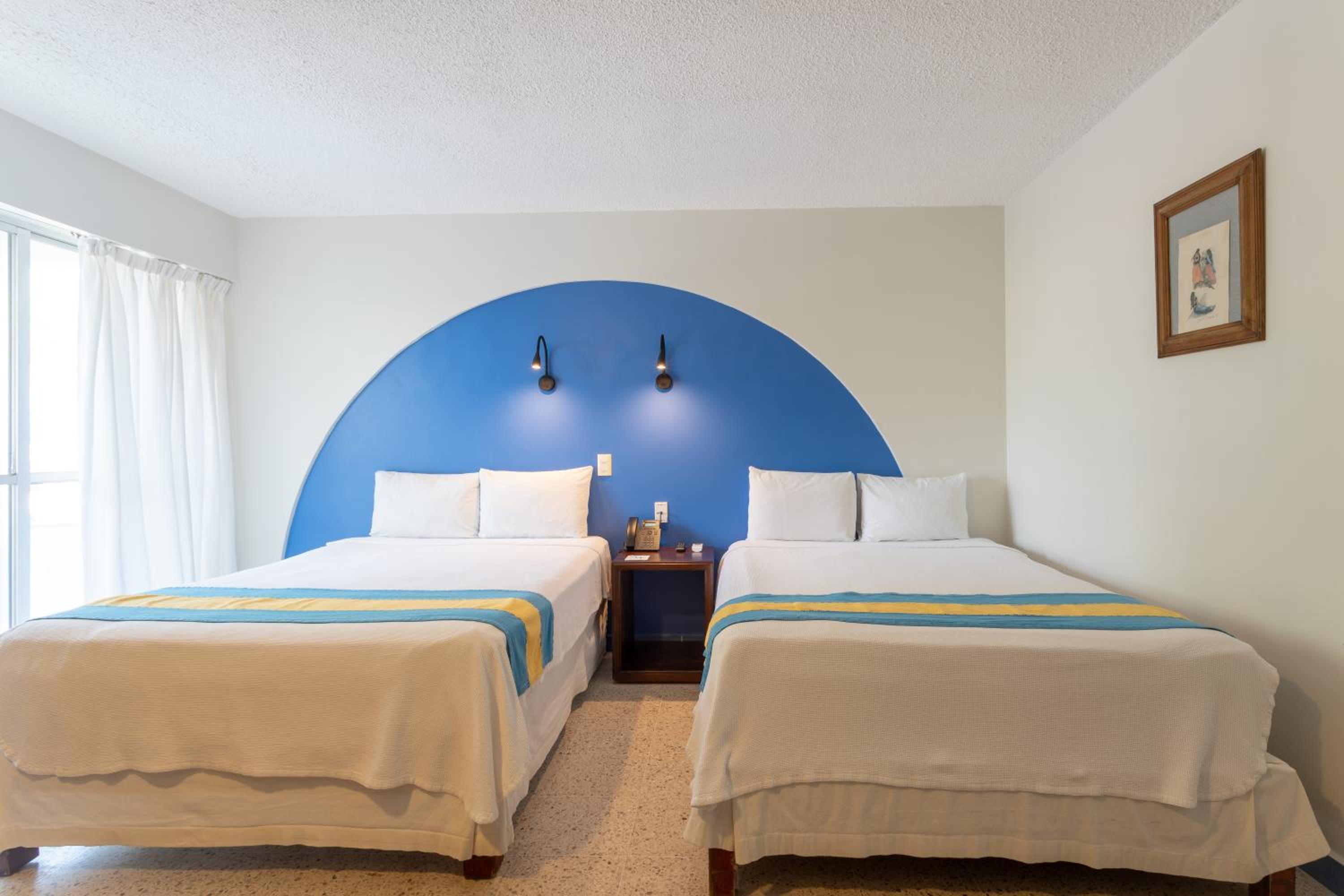 Double Room with Balcony and Pool View - Photo 5