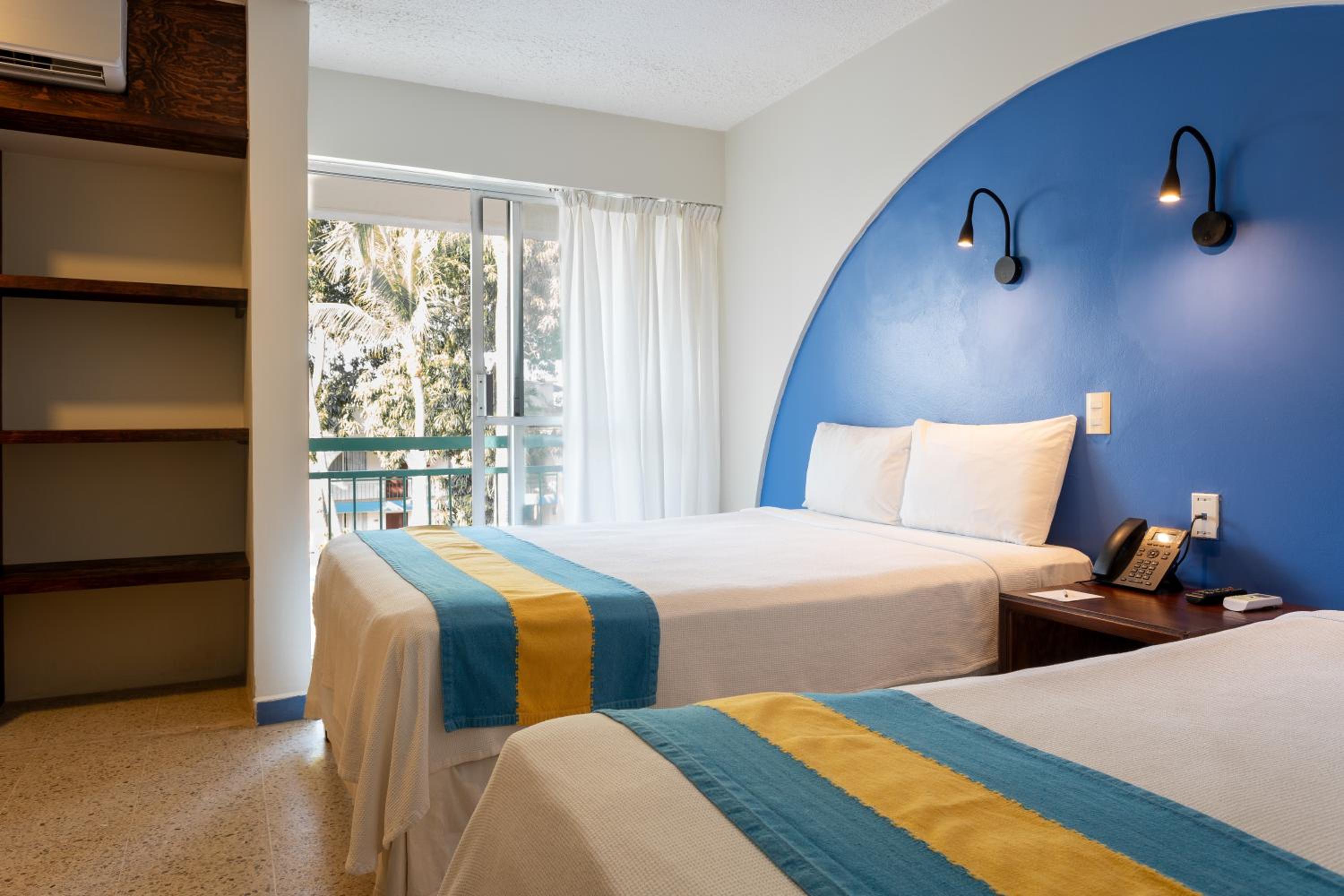 Double Room with Balcony and Pool View - Photo 2