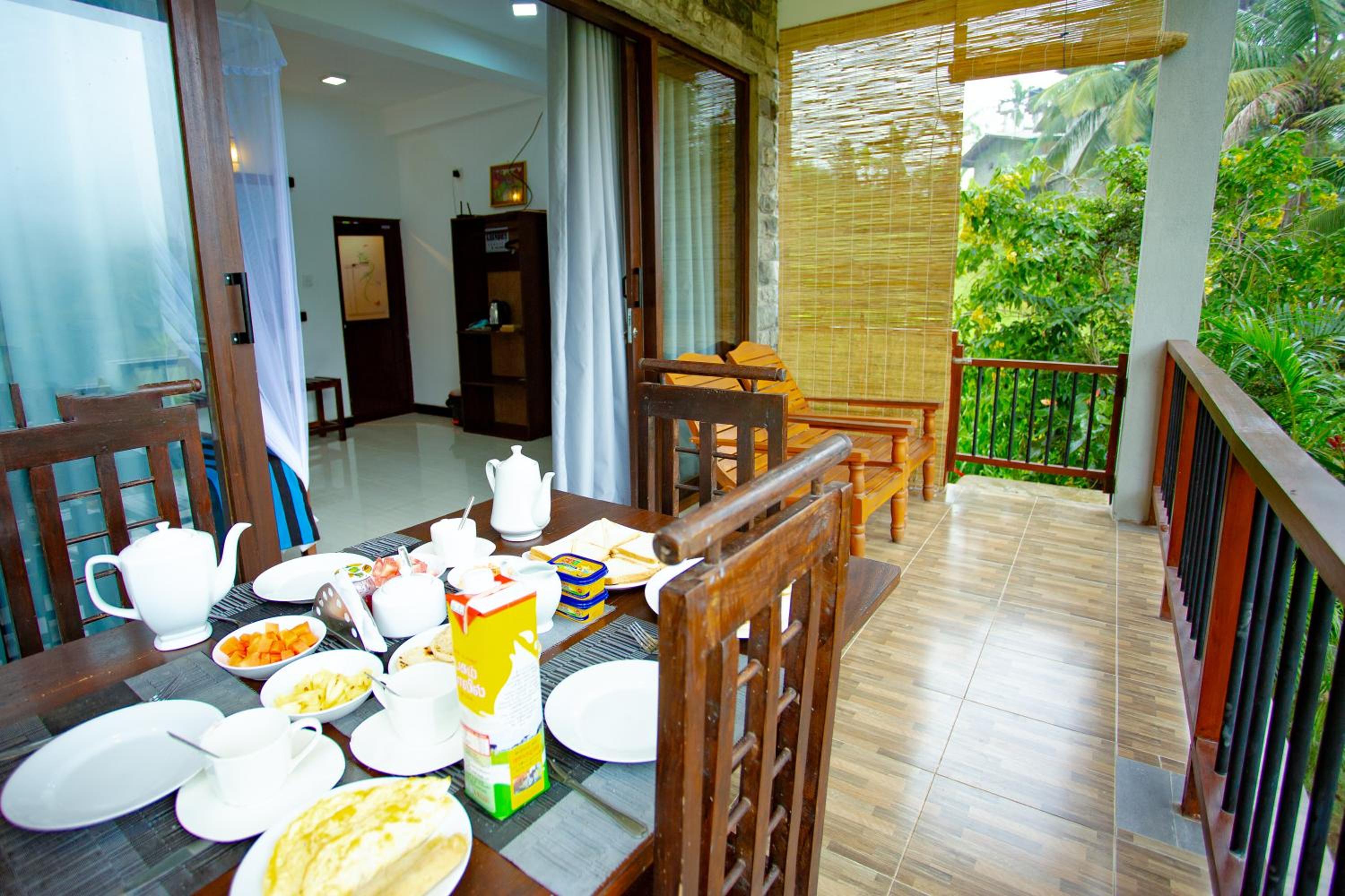 Family Room with Mountain View photo 3