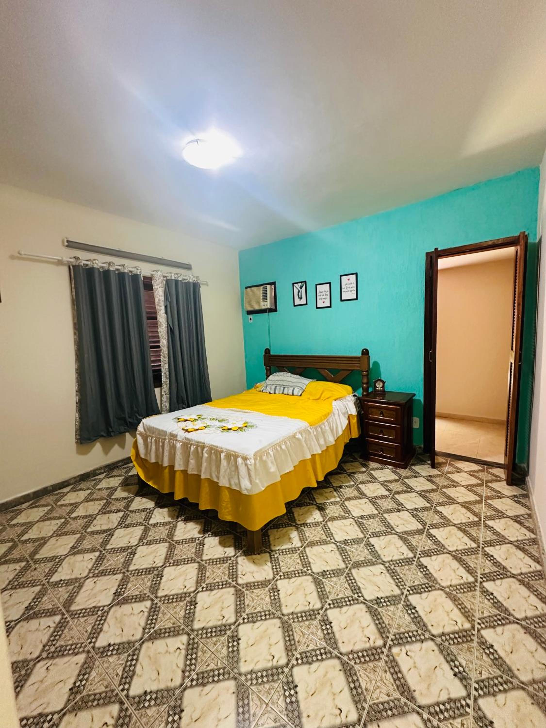 Five-Bedroom House photo 1