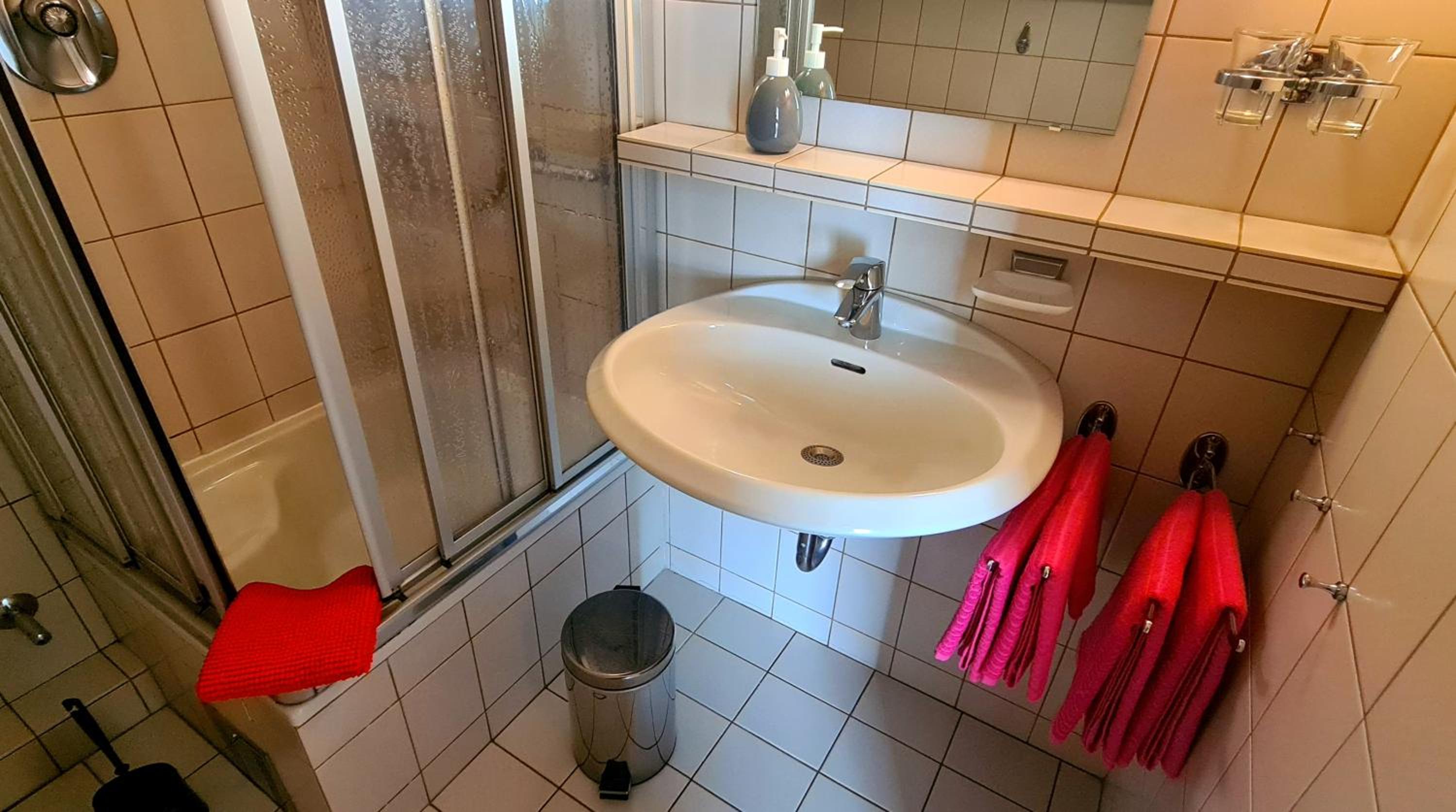 Quadruple Room with Balcony - Photo 8