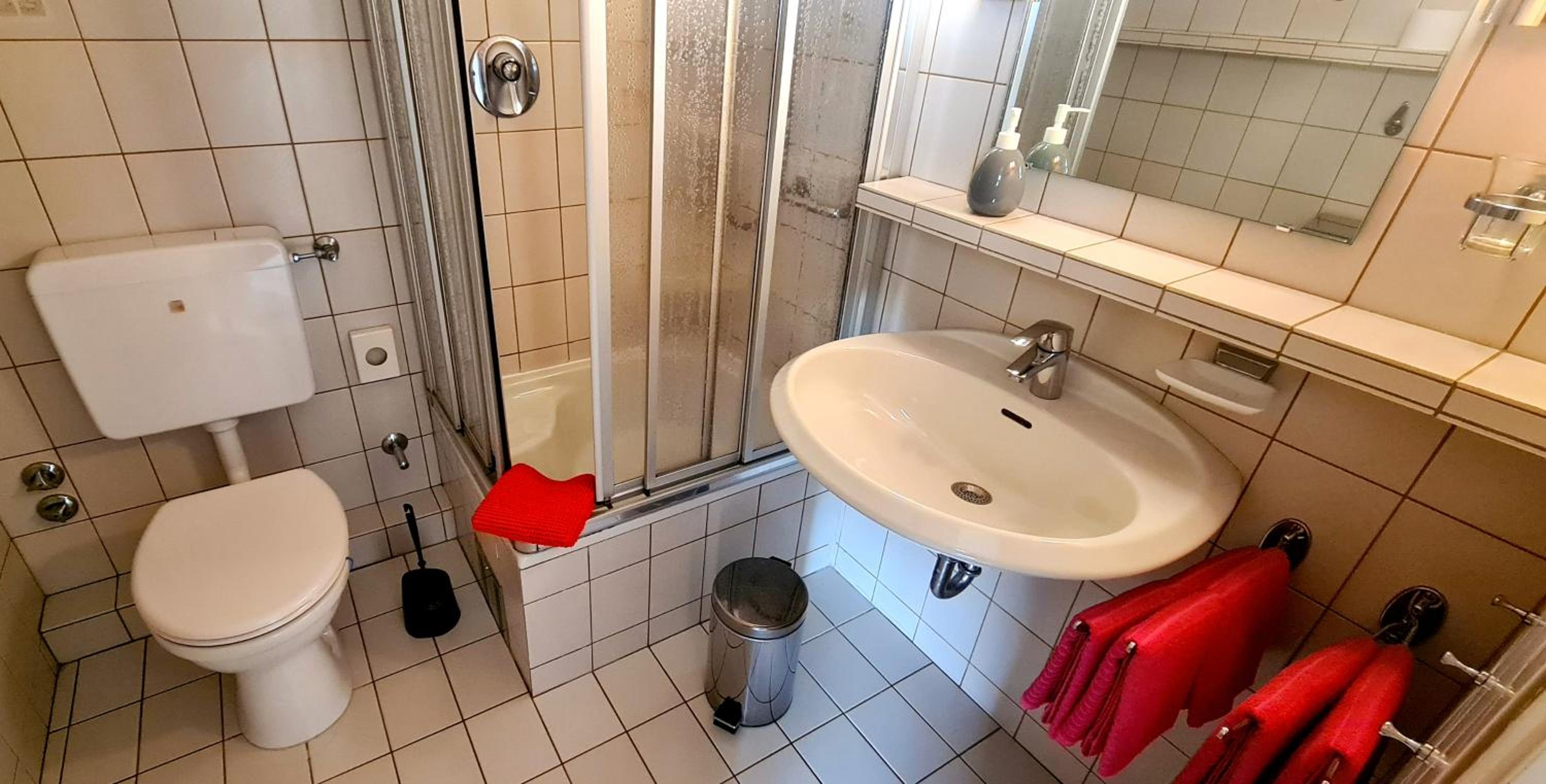 Quadruple Room with Balcony - Photo 7
