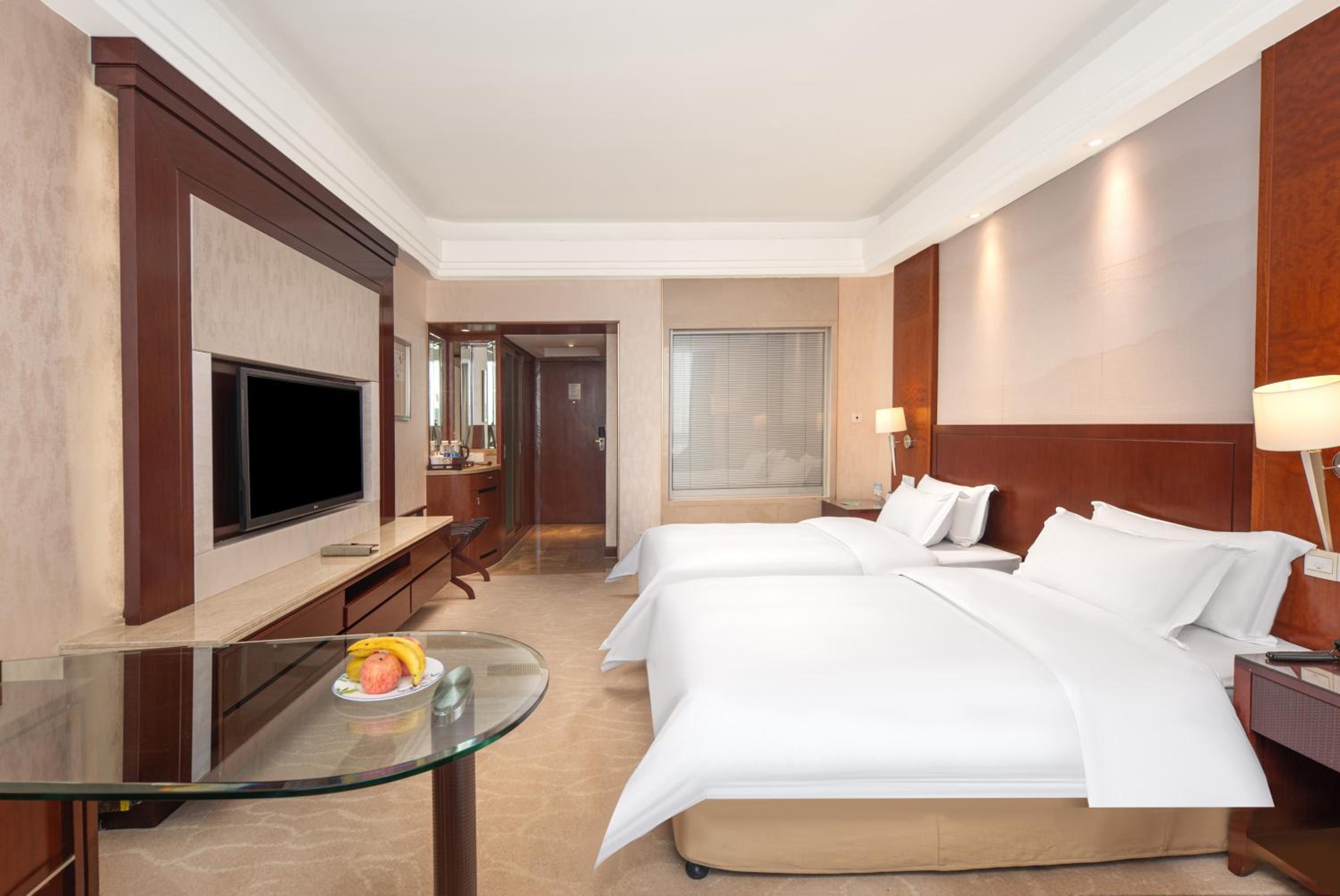 Deluxe Business King Room photo 3