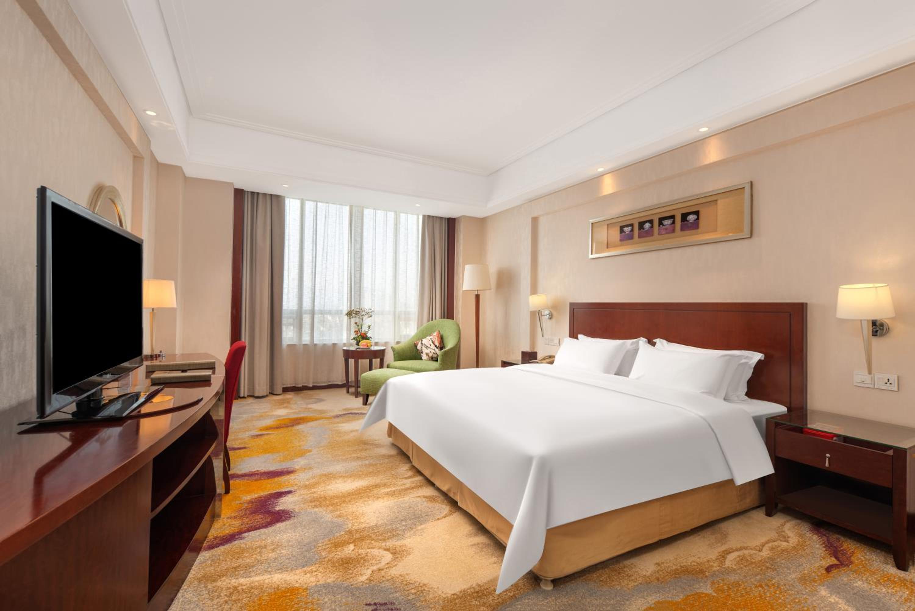 Superior King Room with City View