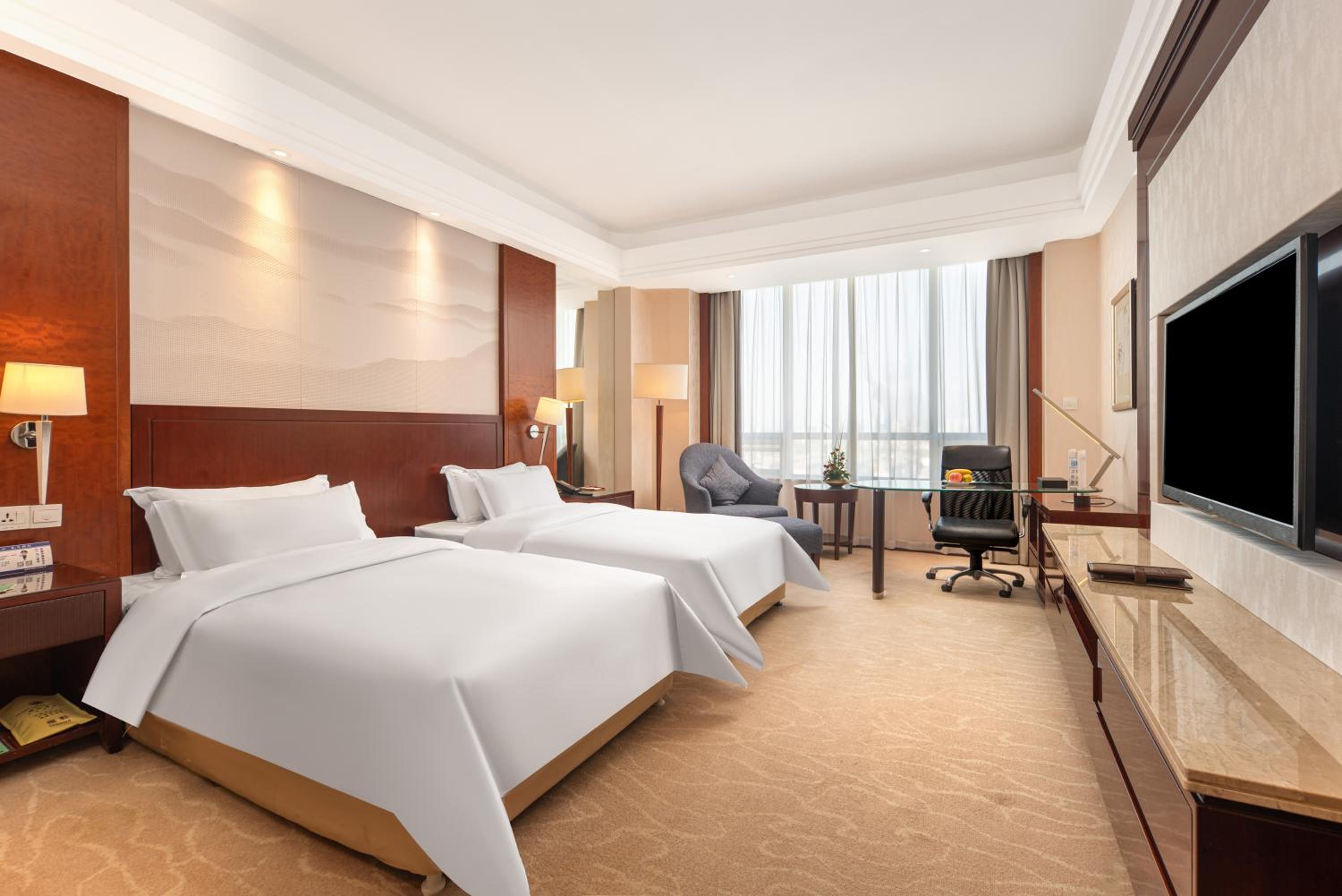 Deluxe Business King Room photo 2