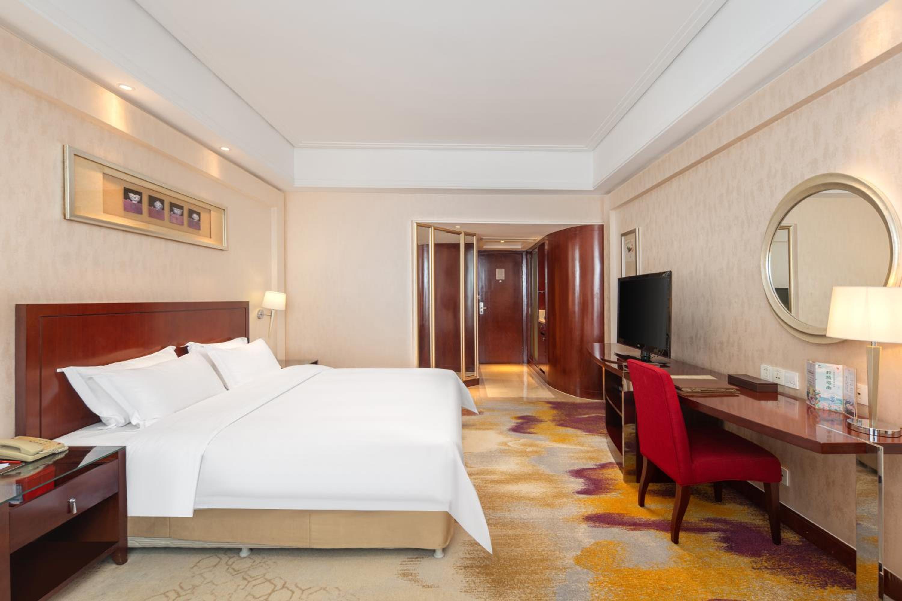 Superior King Room with City View photo 2