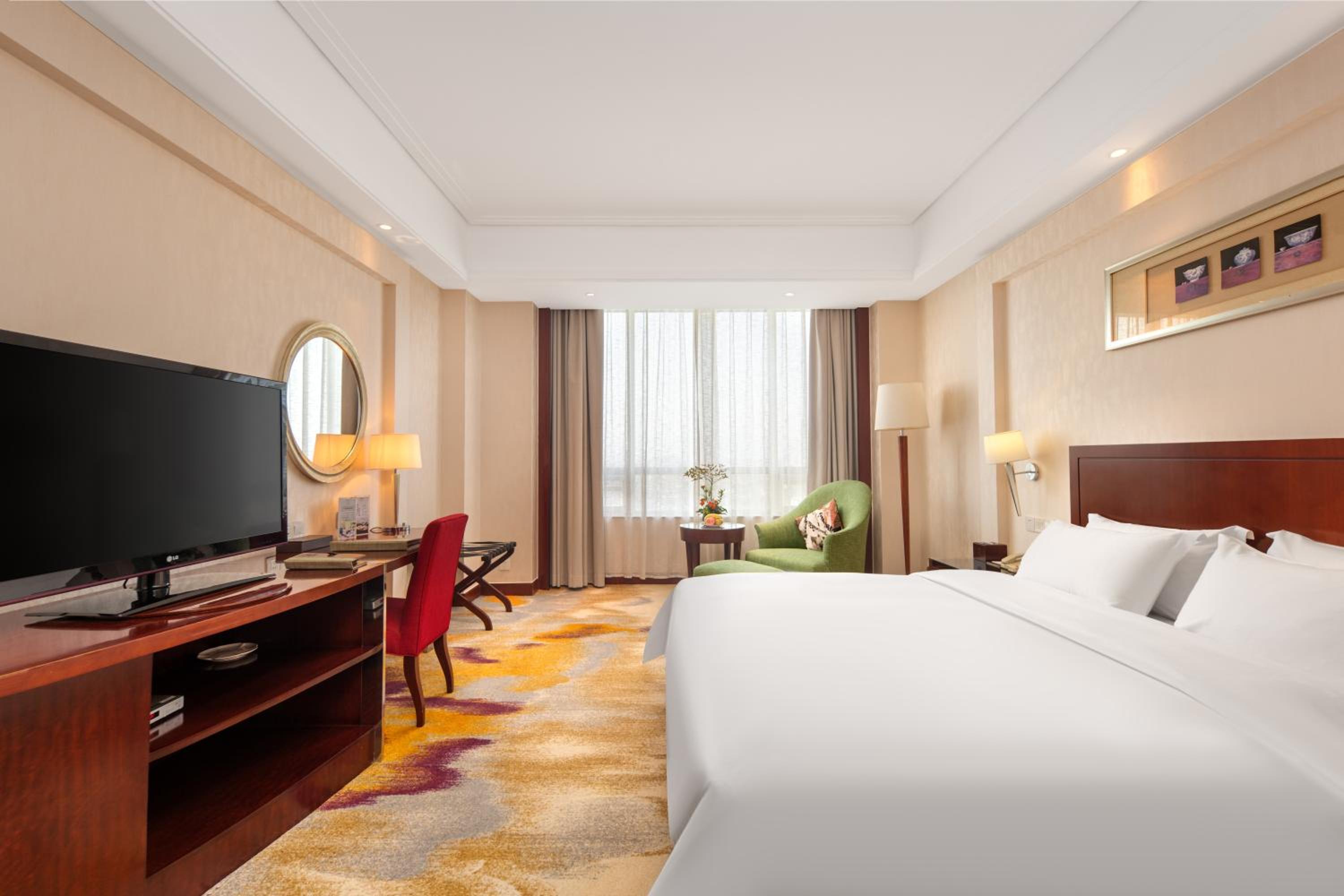 Superior King Room with City View photo 3