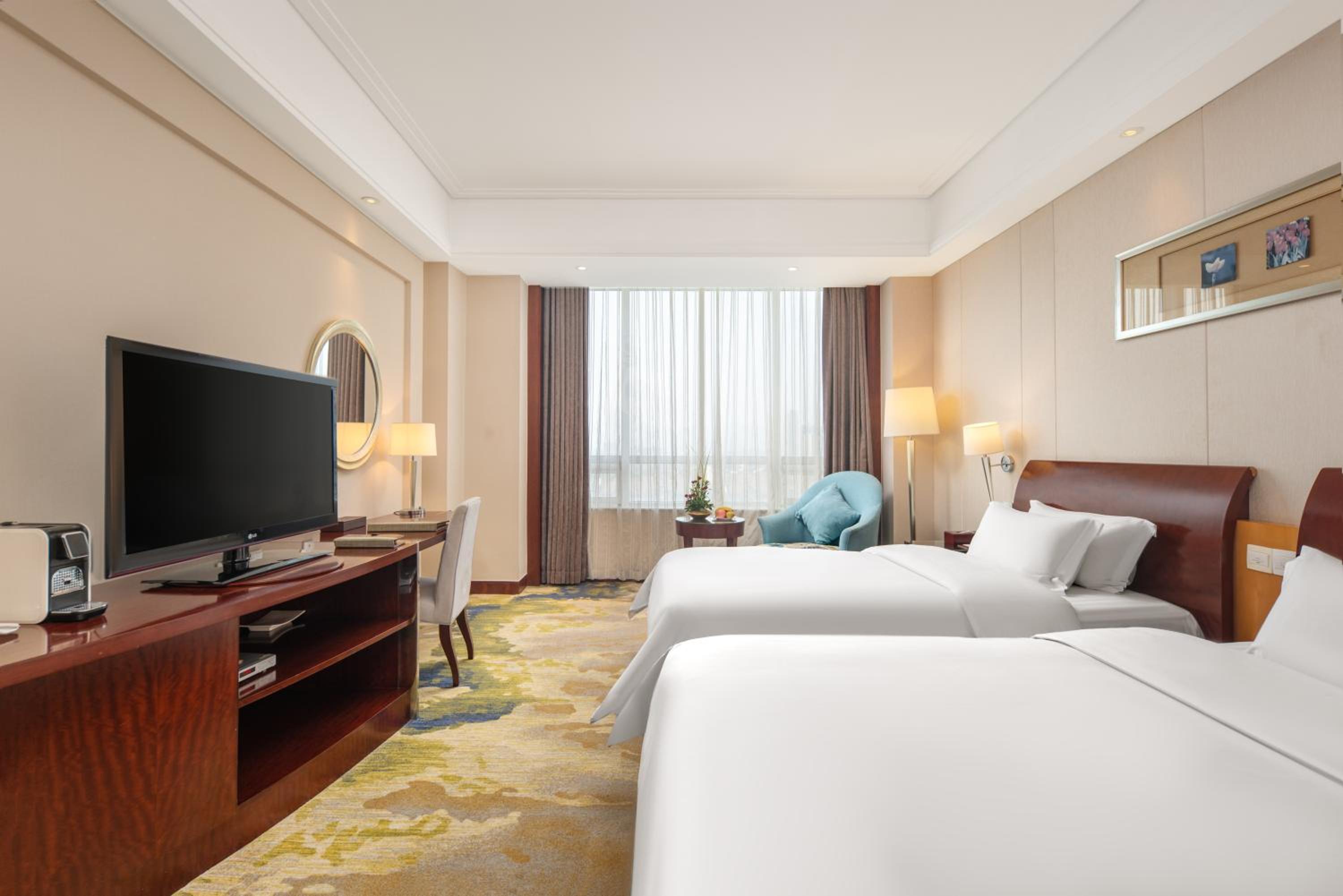Superior Twin Room with City View photo 2