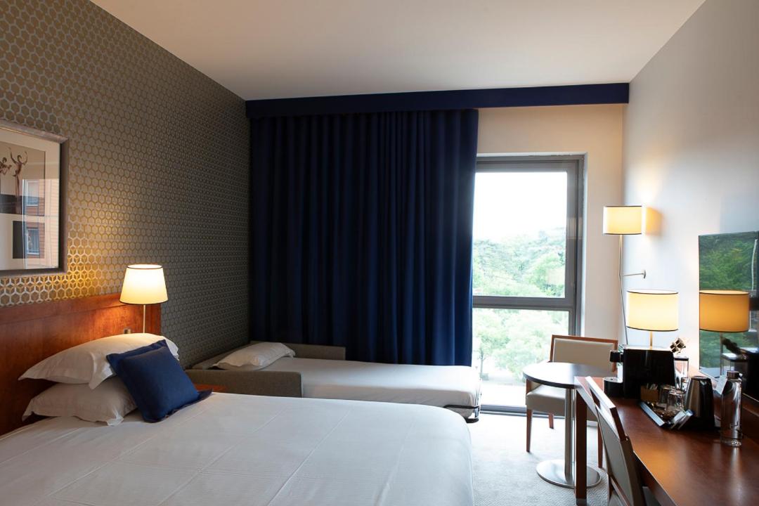 Premium King Room with Sofa Bed - Photo 3