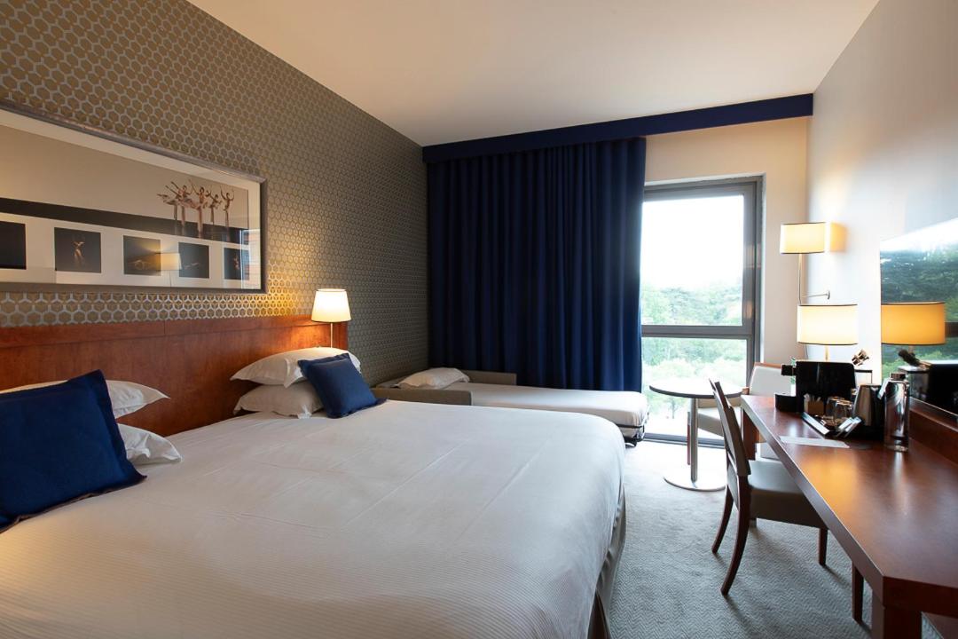 Premium King Room with Sofa Bed - Photo 4