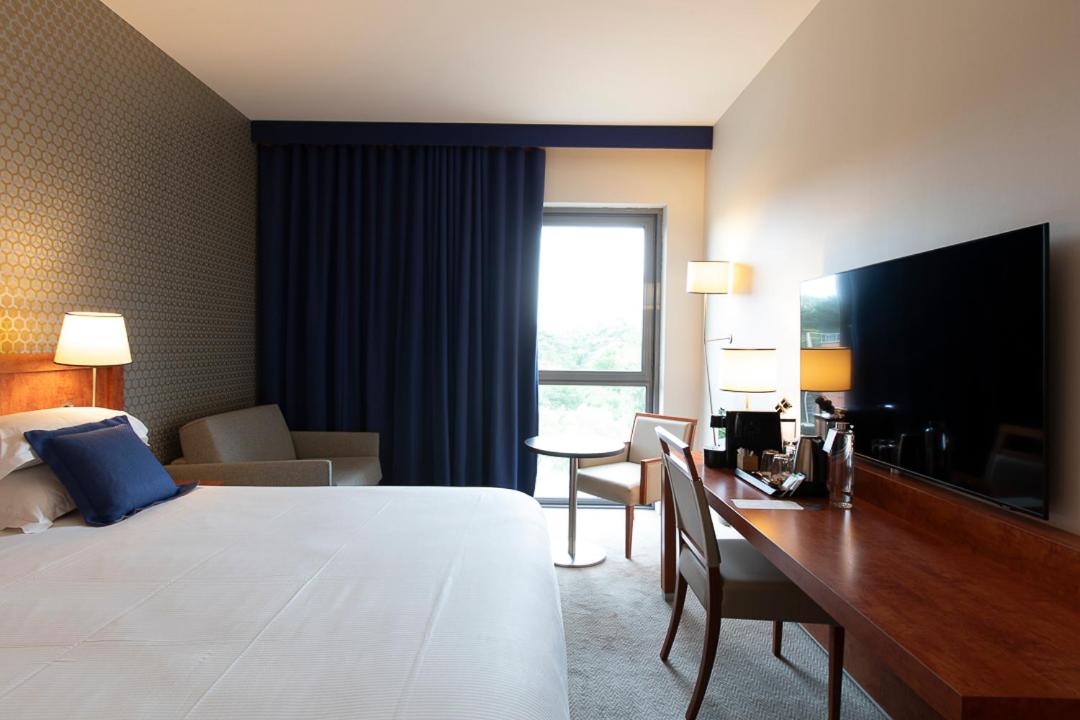 Premium King Room with Sofa Bed - Photo 2