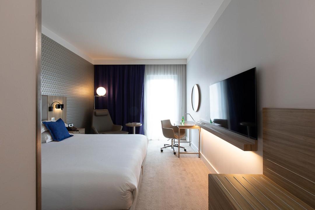 Premium King Room with Balcony - Photo 1