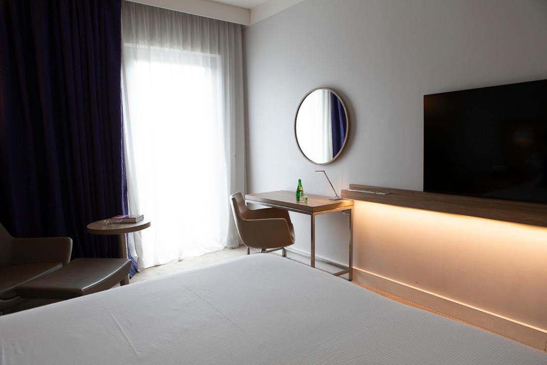 Premium King Room with Balcony - Photo 3