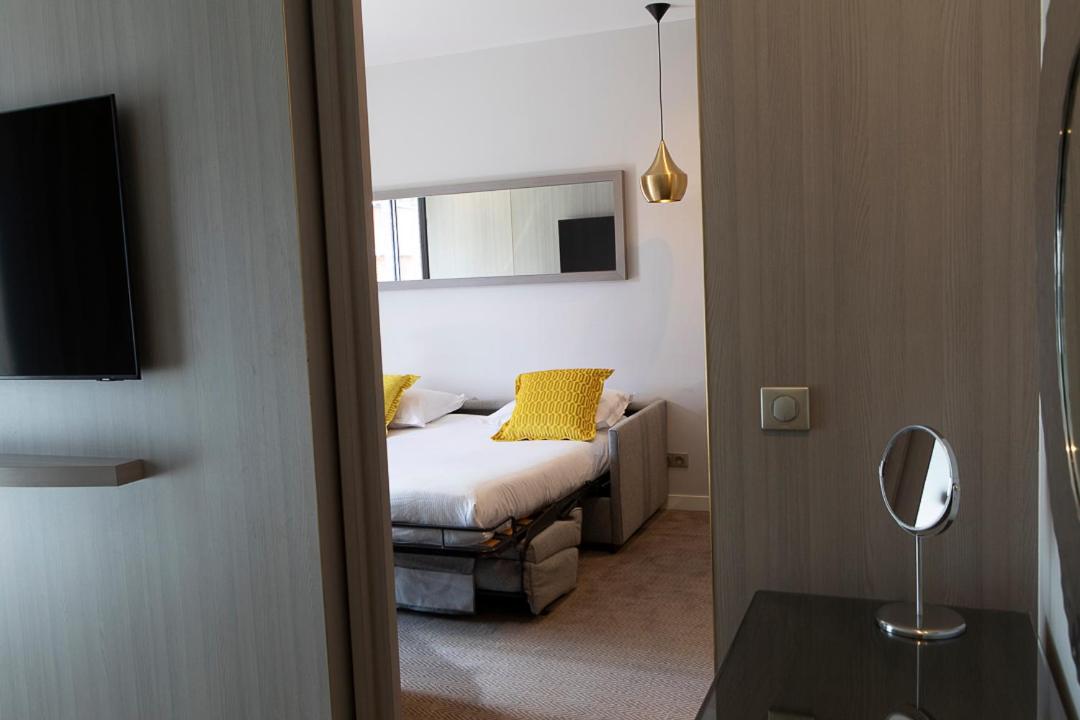 King Suite with Balcony - Photo 2