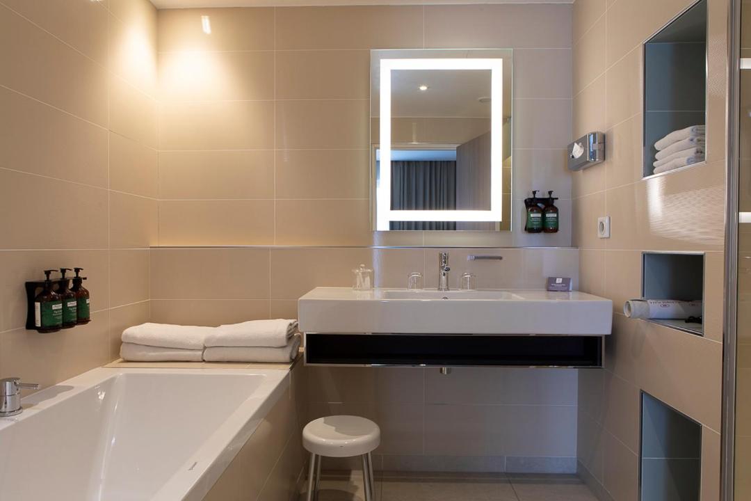 King Suite with Balcony - Photo 7