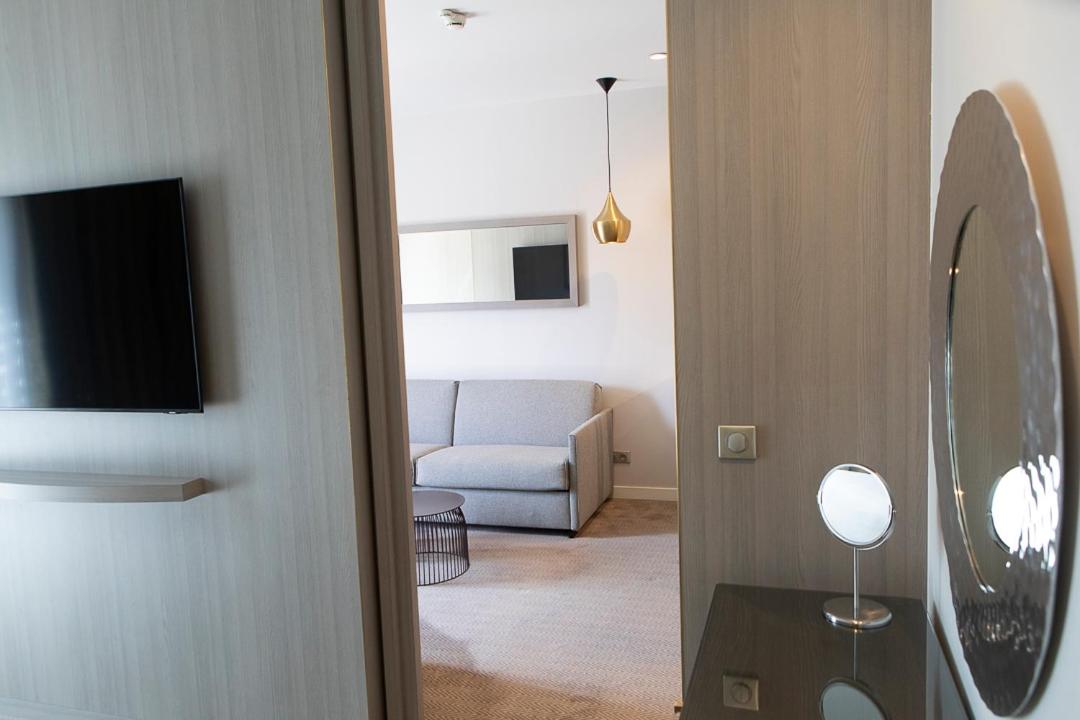 King Suite with Balcony - Photo 3