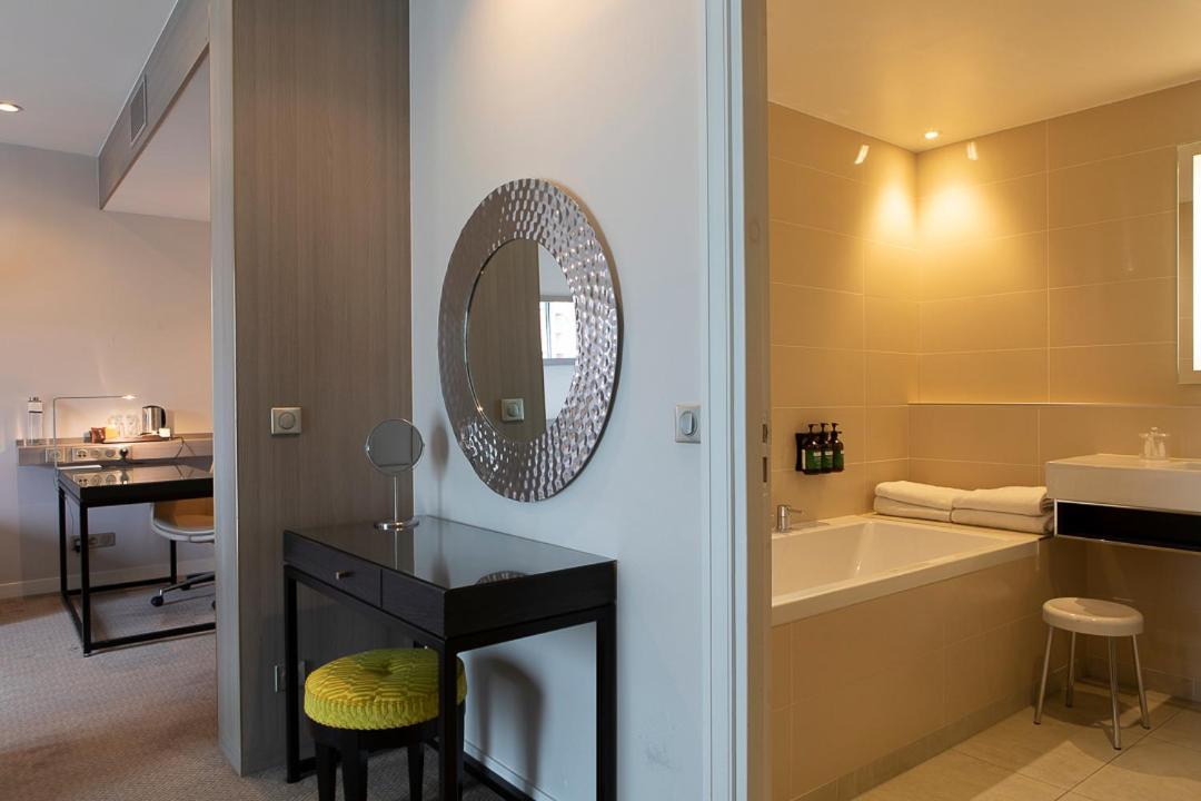 King Suite with Balcony - Photo 4
